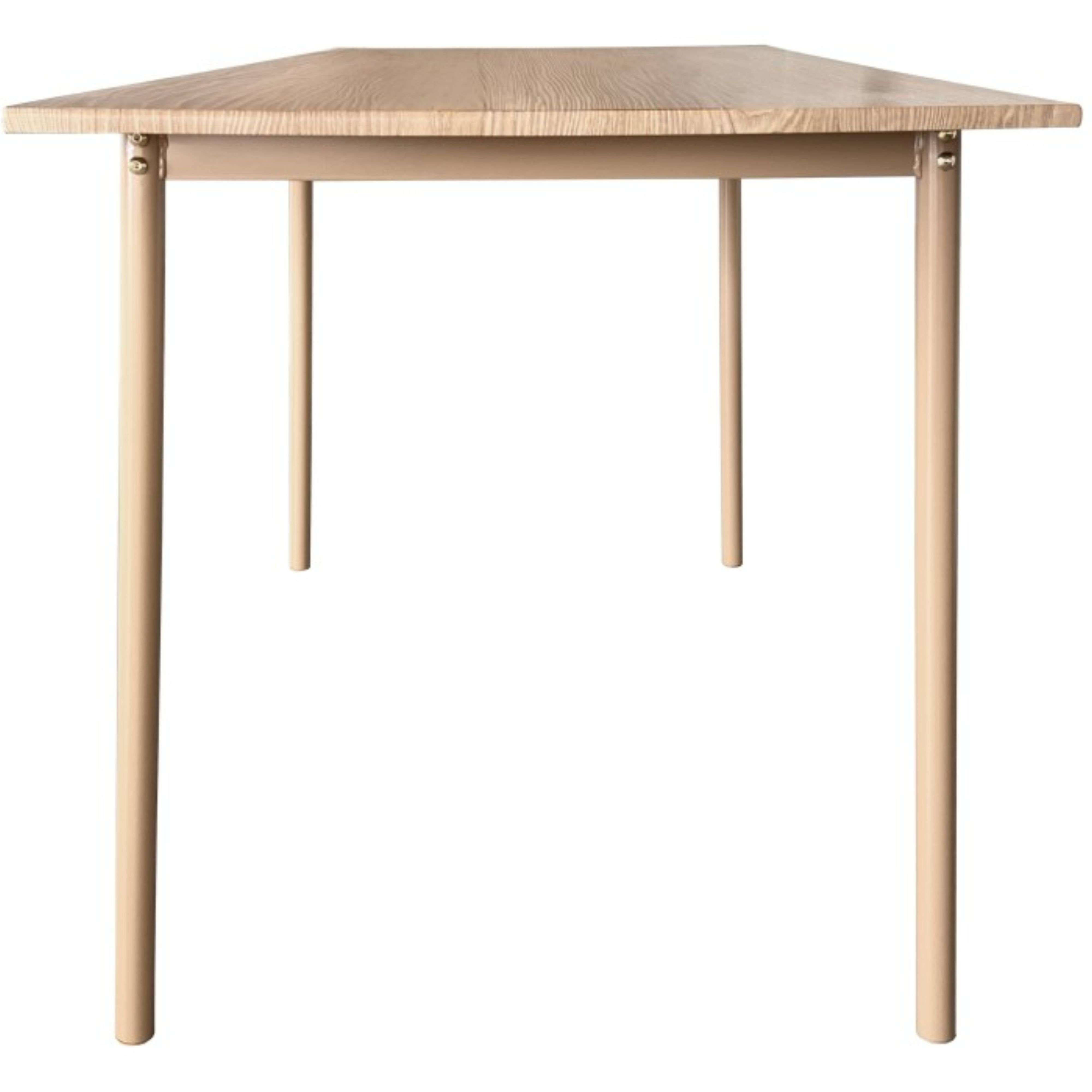Mesa de madera clara con cuatro patas delgadas y beige y uniones visibles.