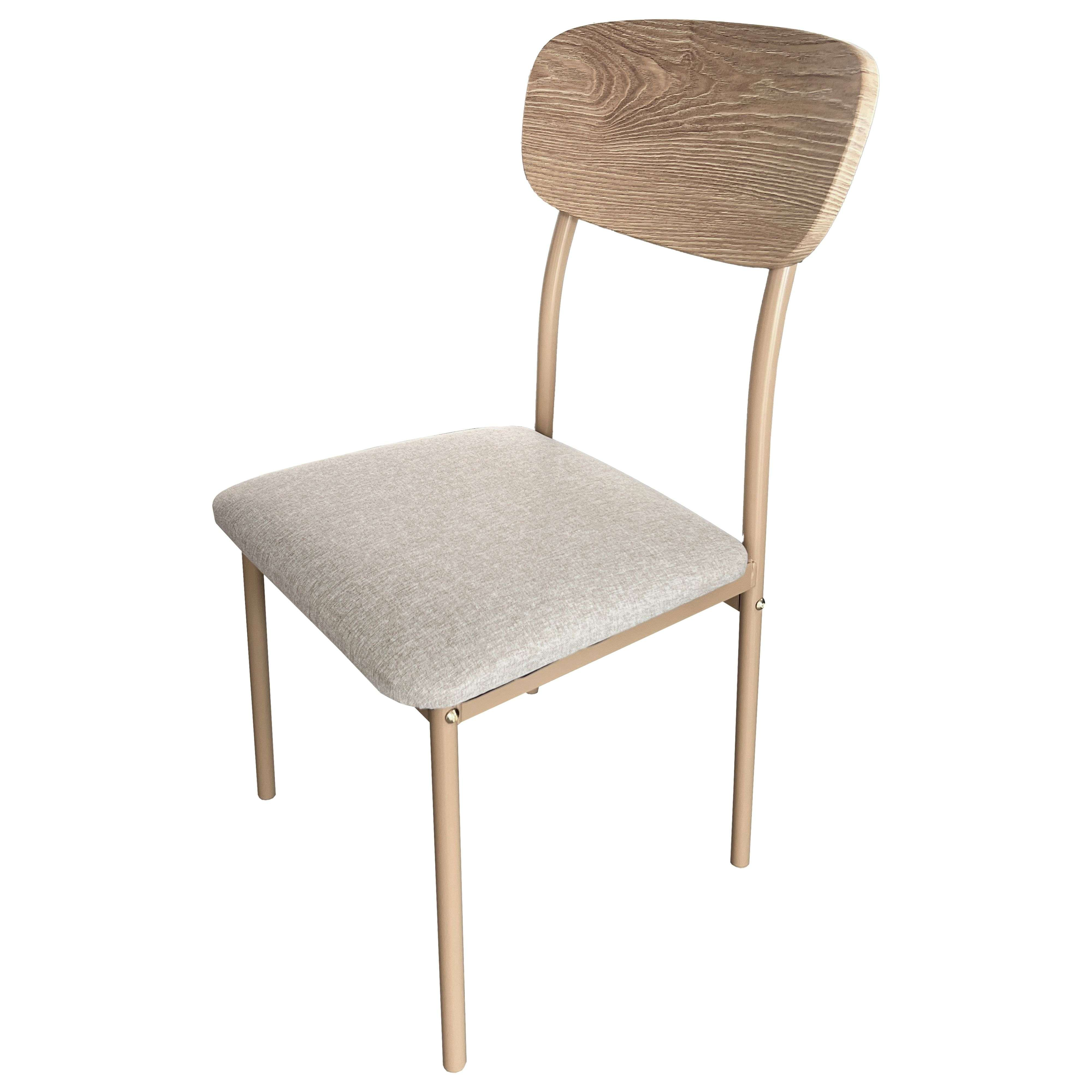 Una silla con asiento tapizado en tela clara y respaldo de madera sobre estructura metálica.