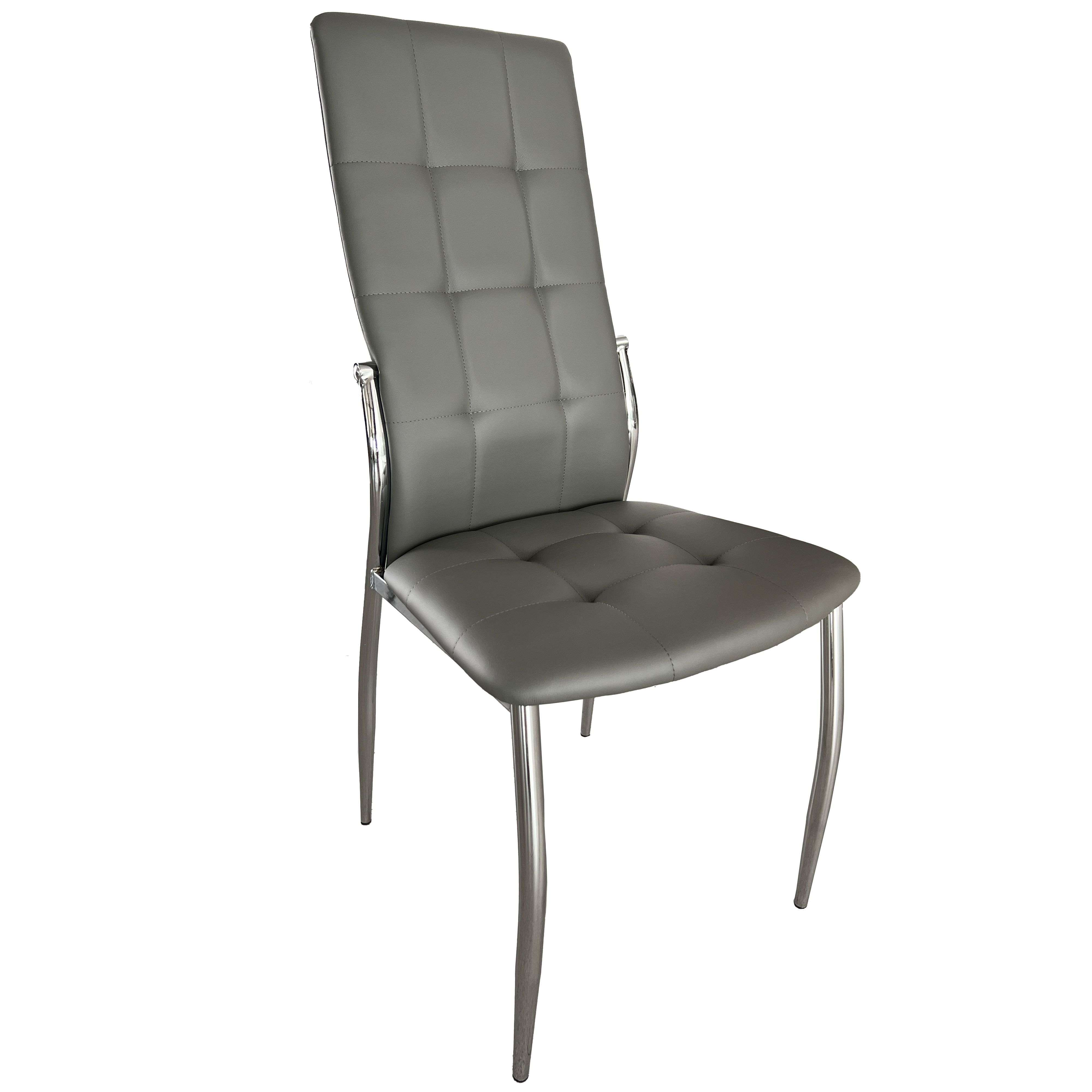 Una silla gris de cuero sintético con asiento y respaldo acolchados sobre patas de metal.