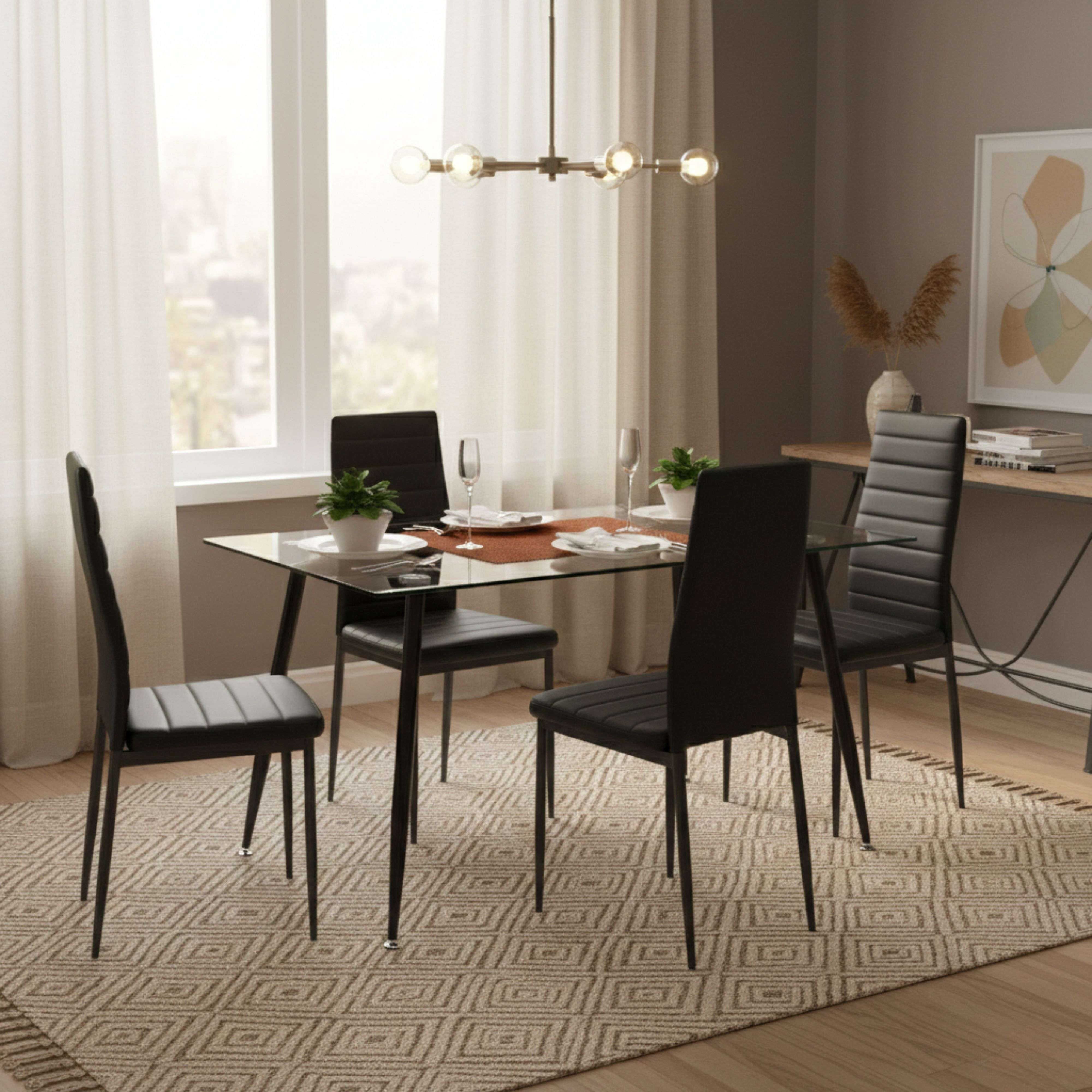 Juego de comedor negro con mesa de cristal, cuatro sillas y alfombra.