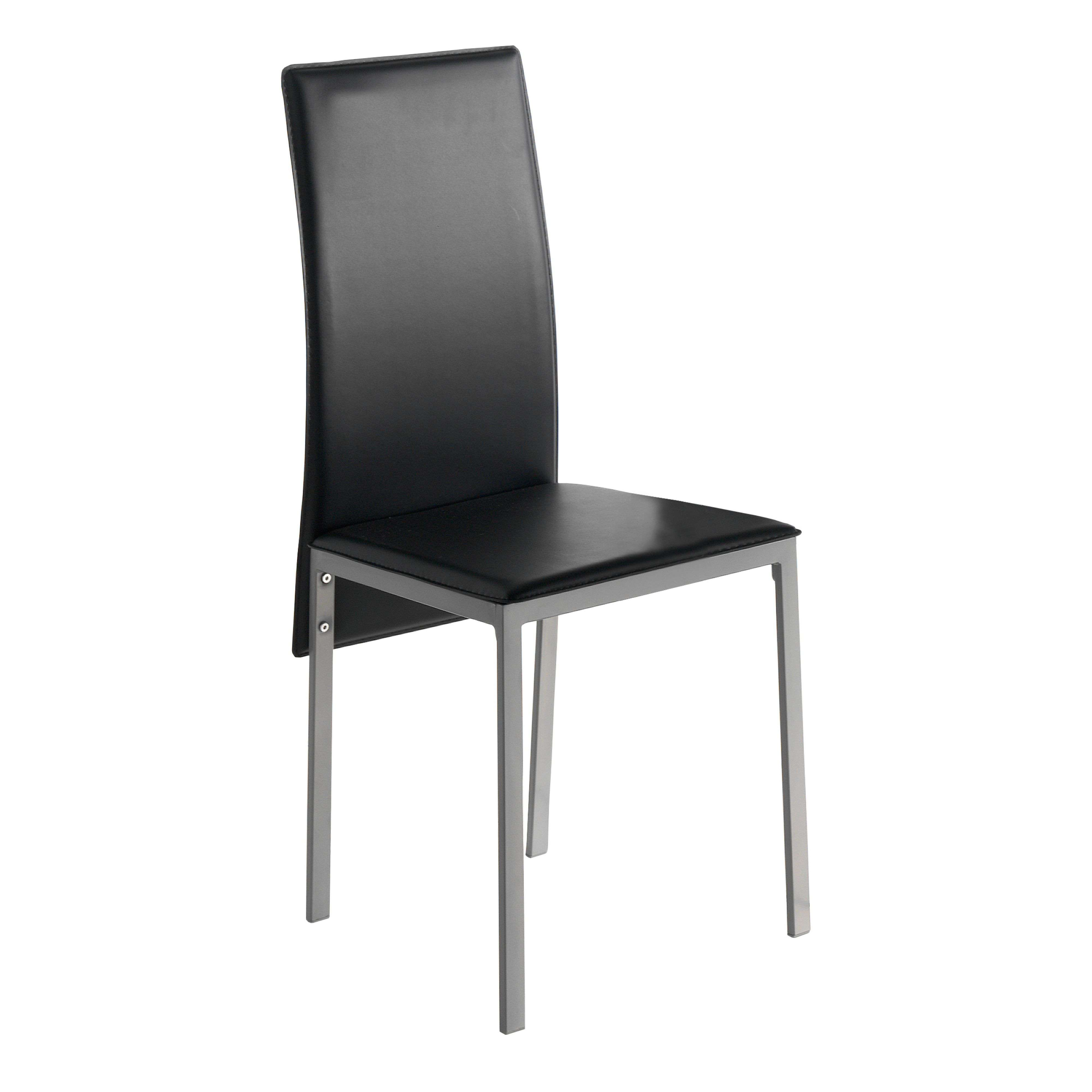 Una silla negra de cuero sintético con patas delgadas de metal sobre fondo blanco.