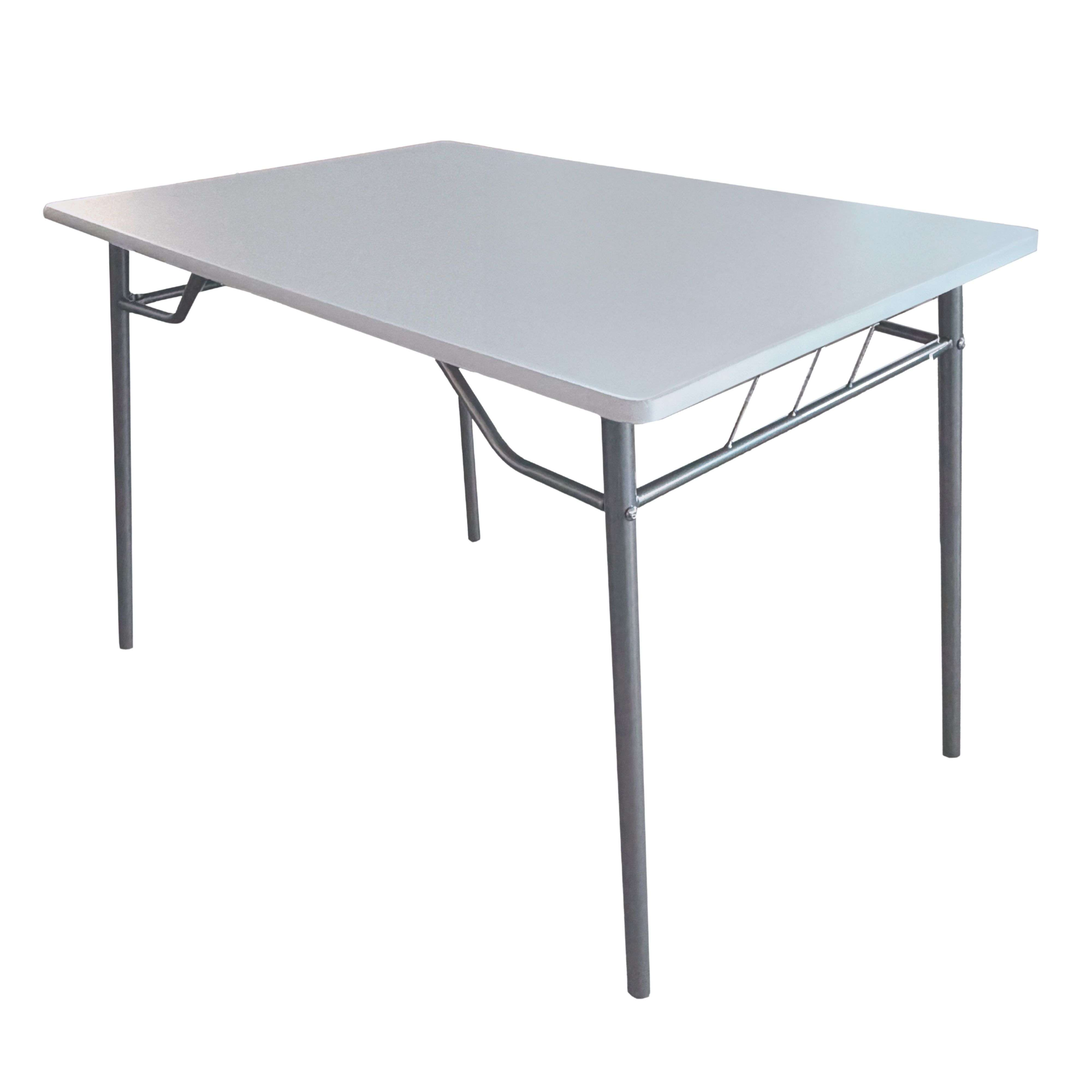 Una mesa gris simple con patas metálicas y tablero rectangular.