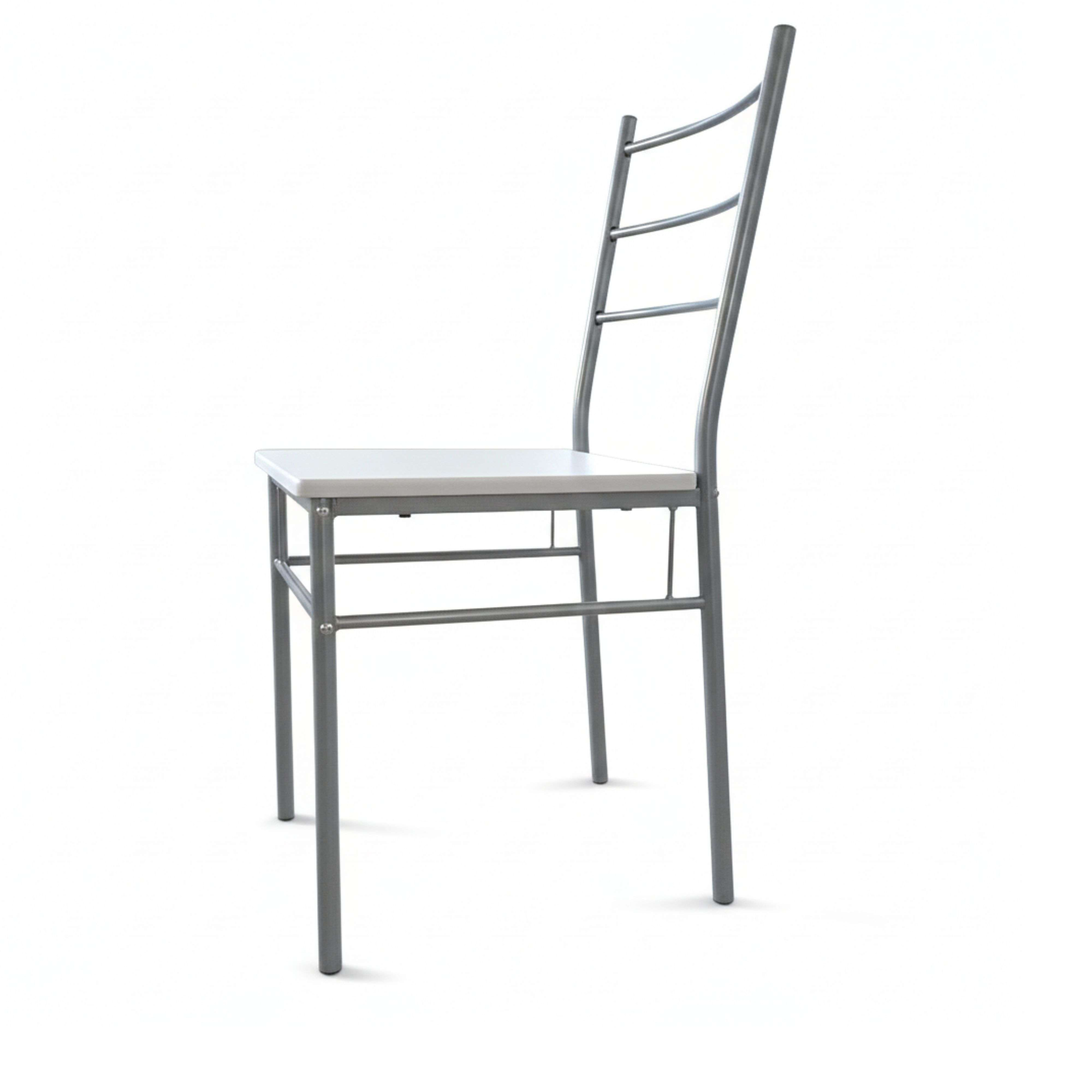 Una silla de metal plateado con asiento y respaldo blancos.
