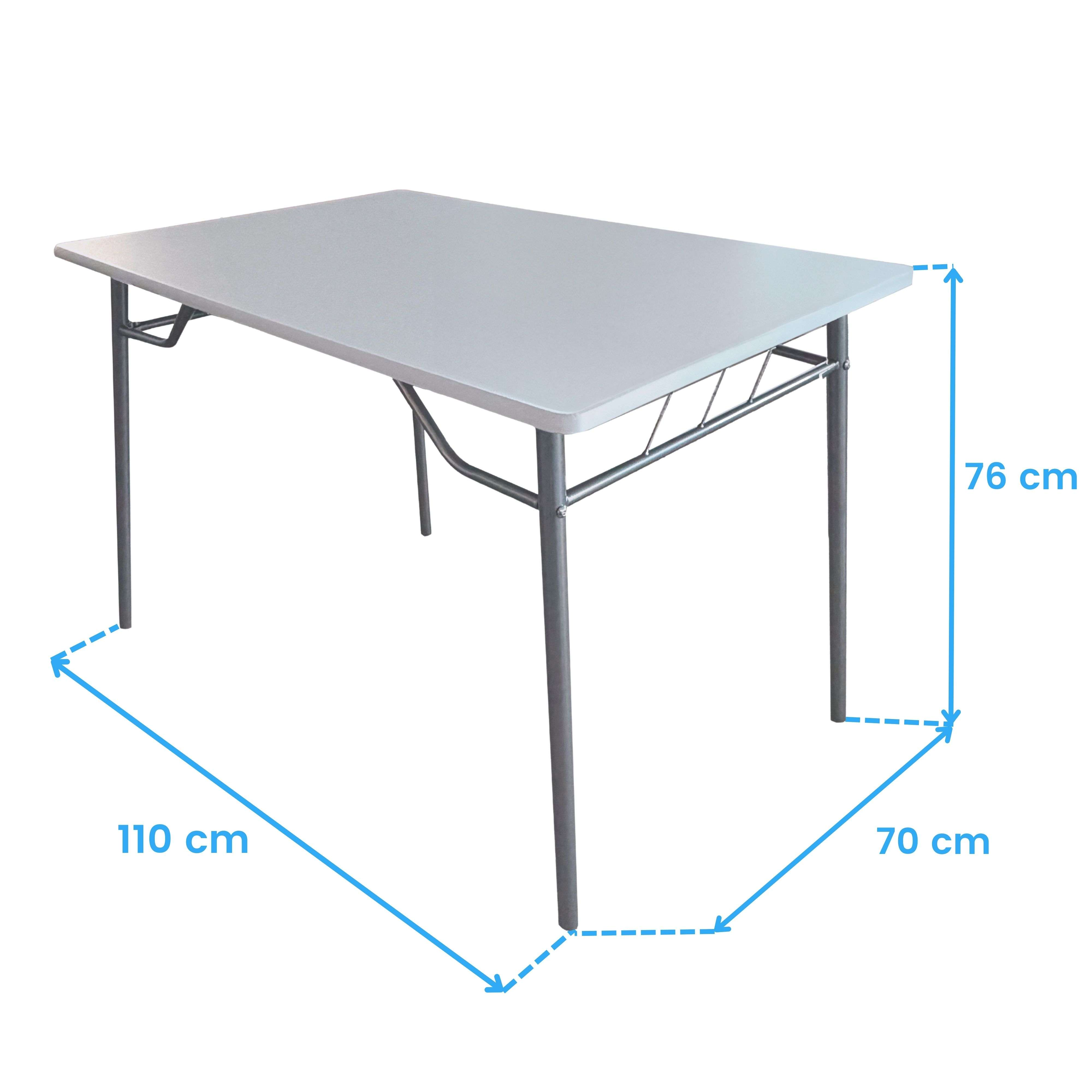 Una mesa gris con patas de metal. Dimensiones: 110x70x76 cm.