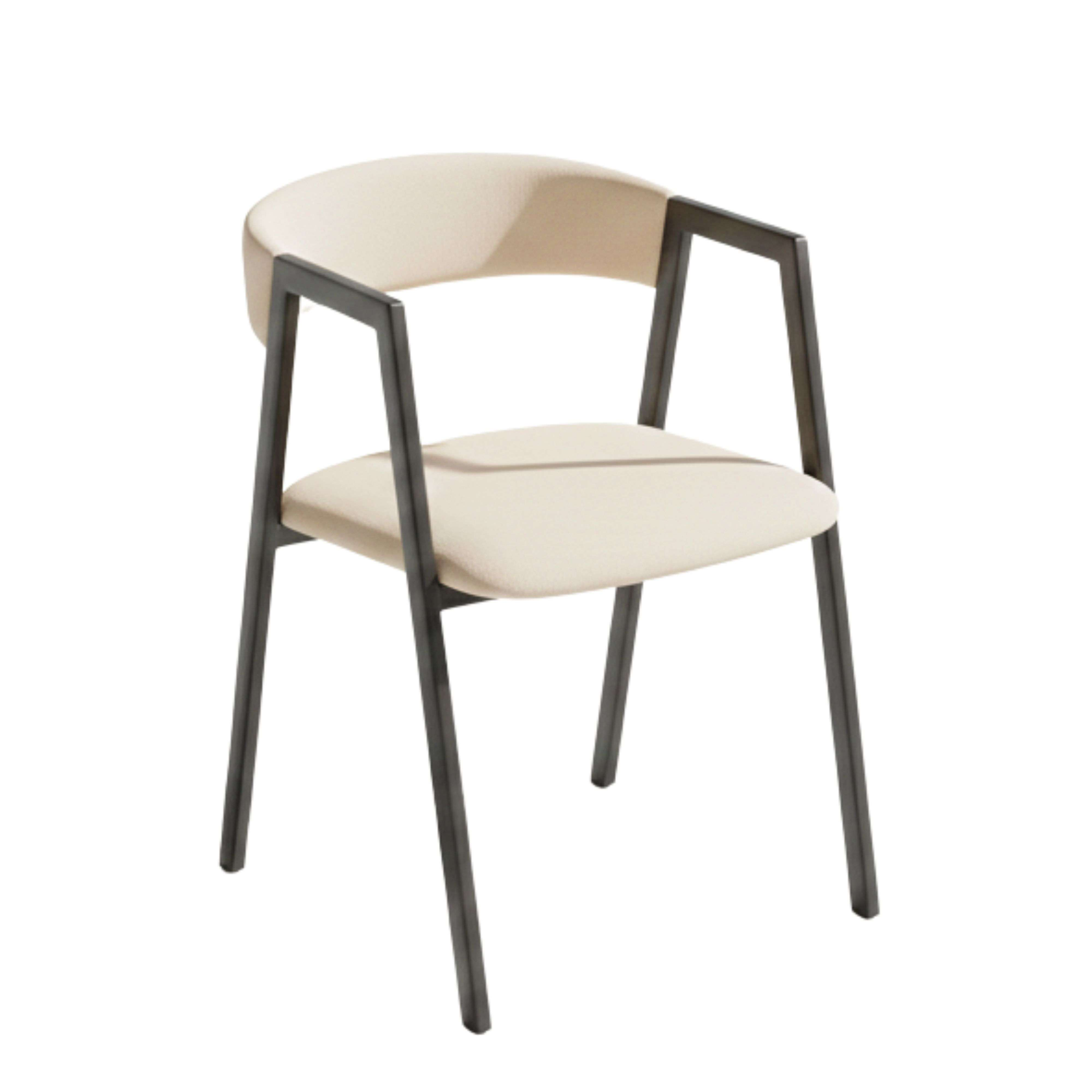Un sillón moderno con tapicería color crema y estructura de metal oscuro.