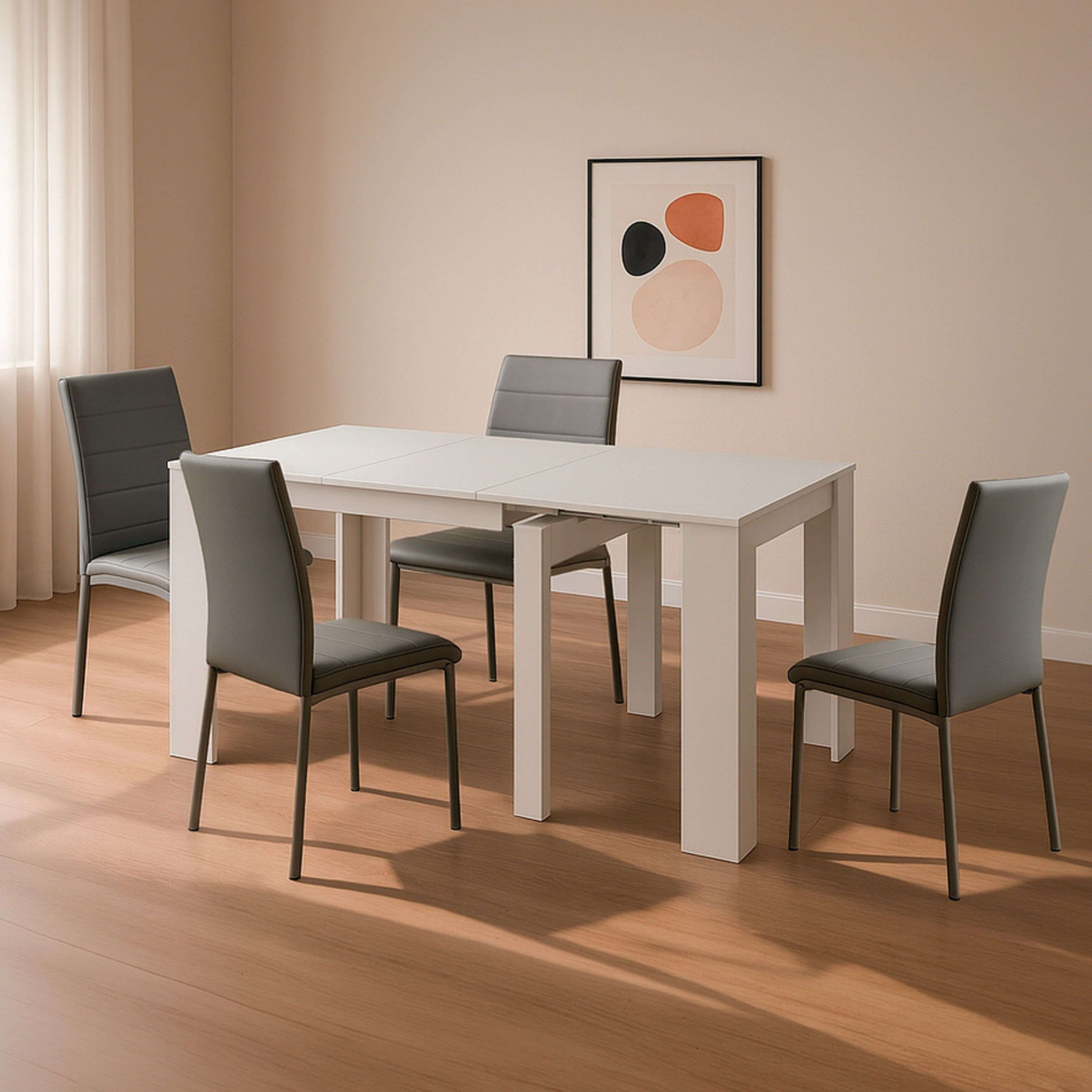 Una mesa de comedor blanca con cuatro sillas grises en una habitación luminosa.