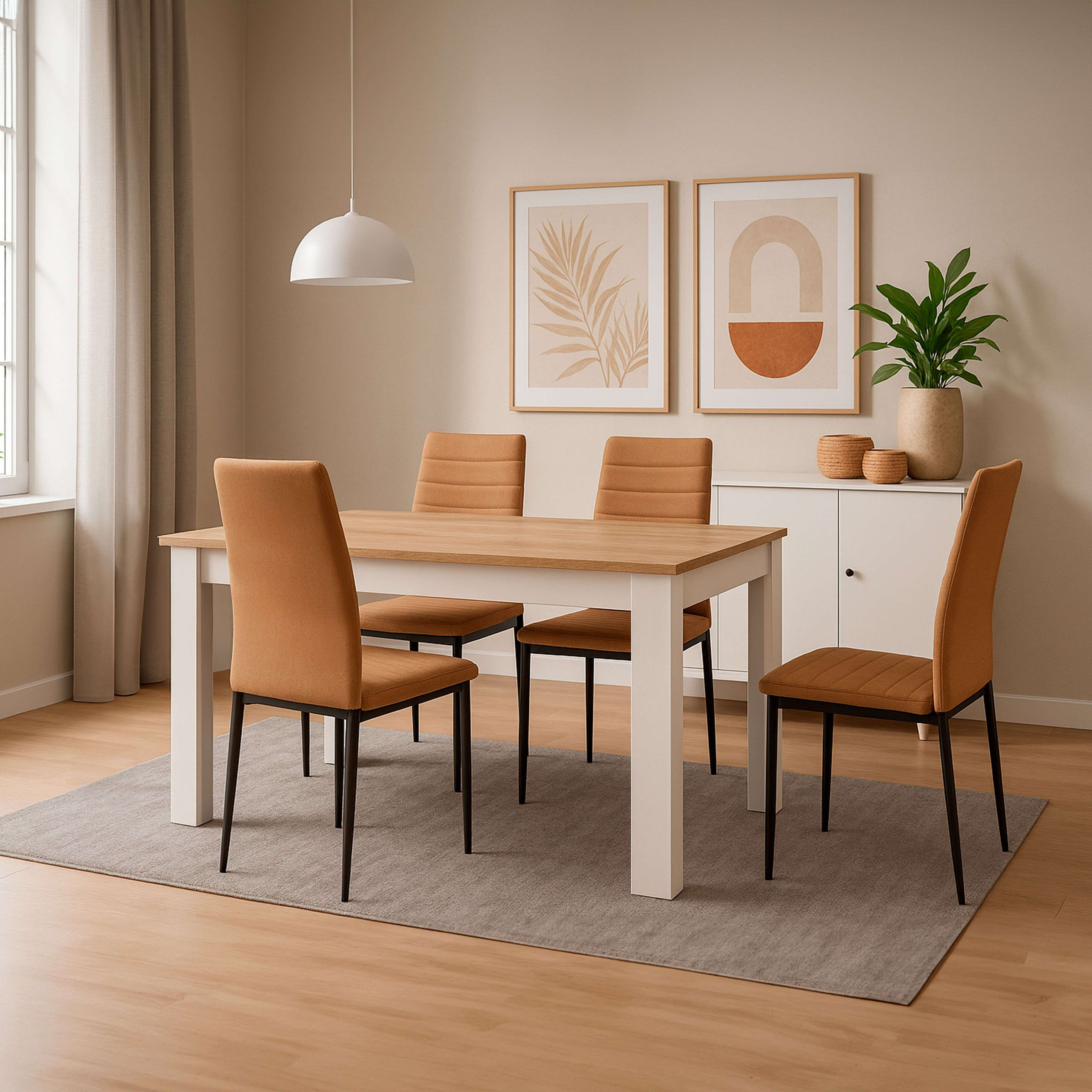 Una mesa de comedor de madera con cuatro sillas marrones sobre una alfombra gris.