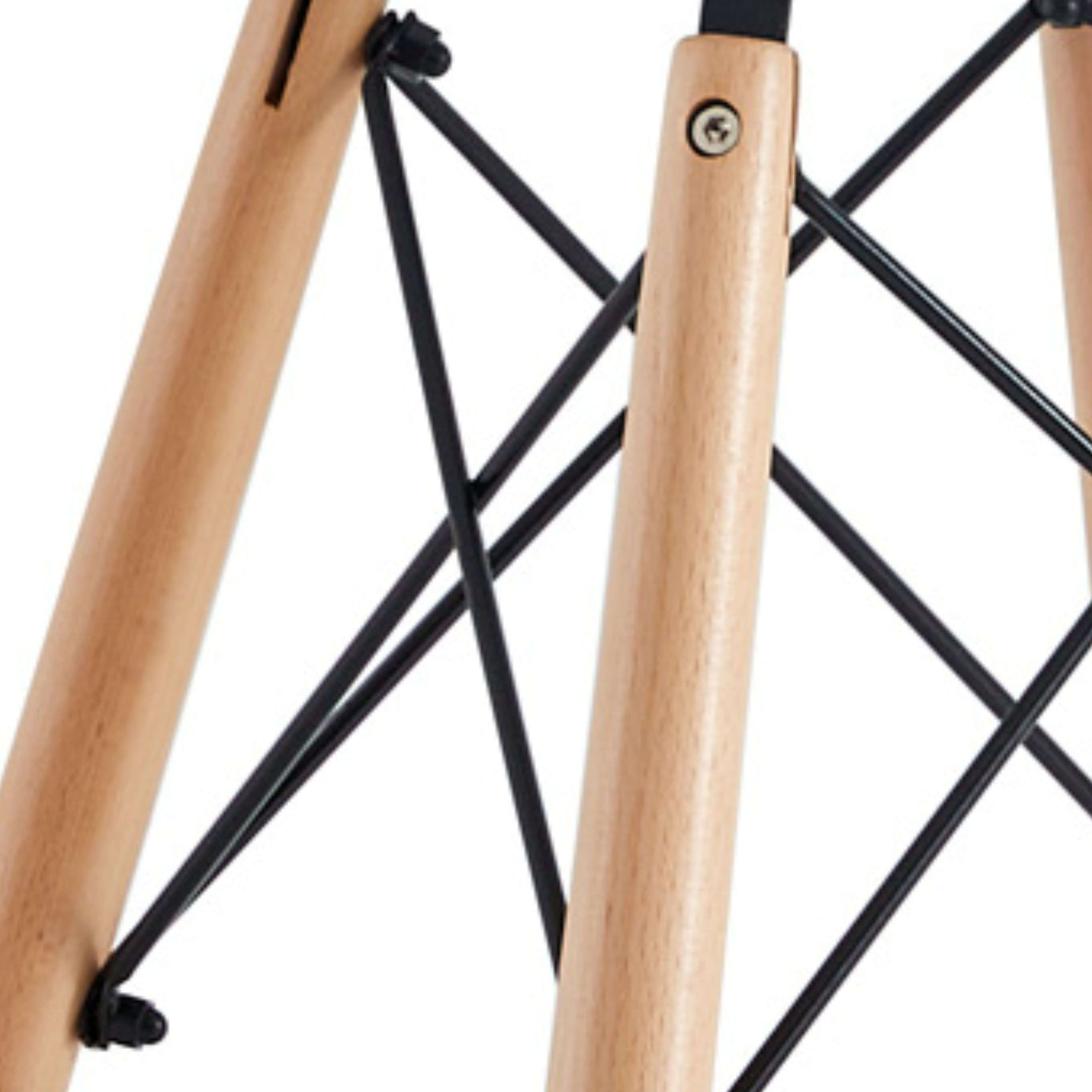 Patas de madera con soportes metálicos negros formando una X.