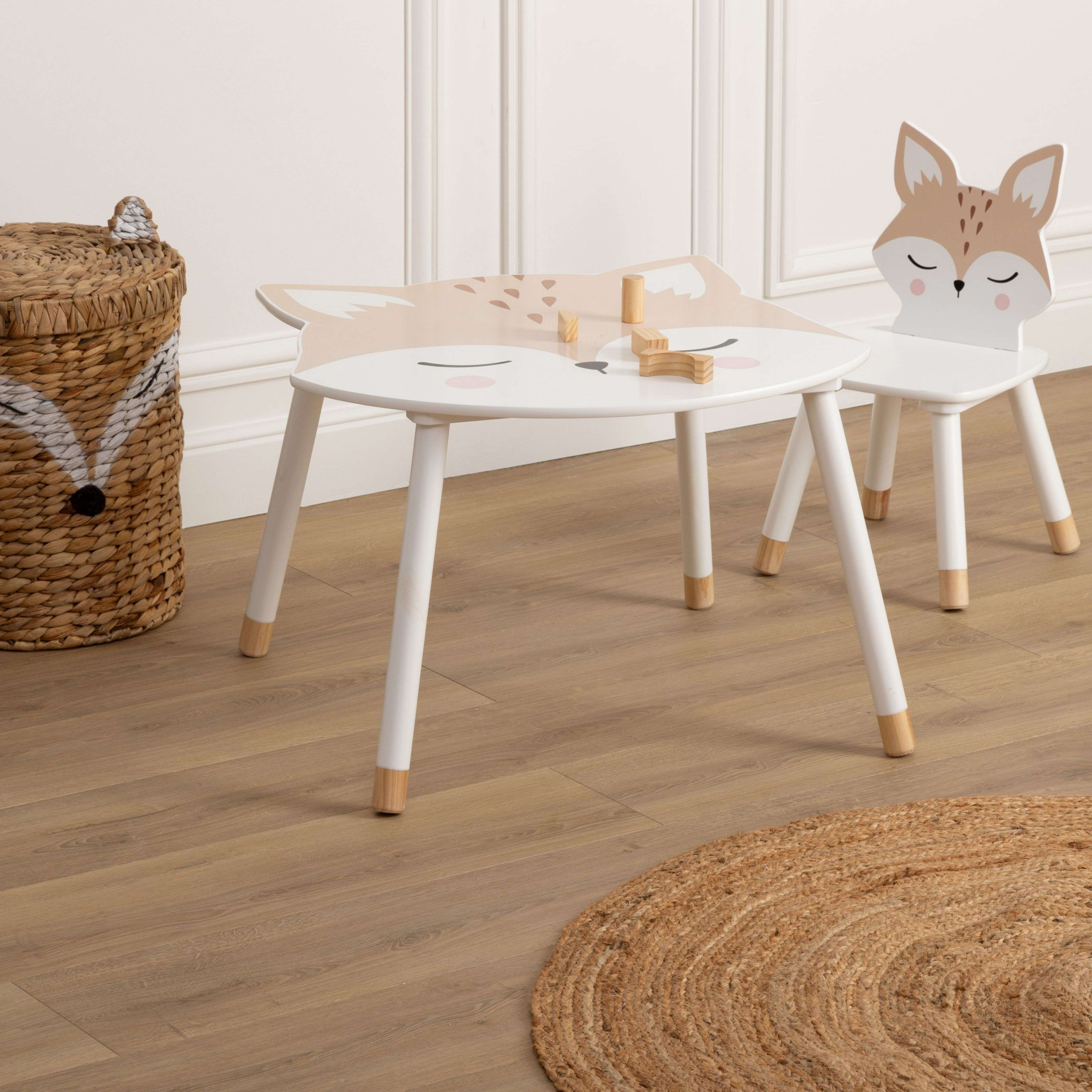 Un juego de mesa y silla infantil con temática de zorro sobre suelo de madera.