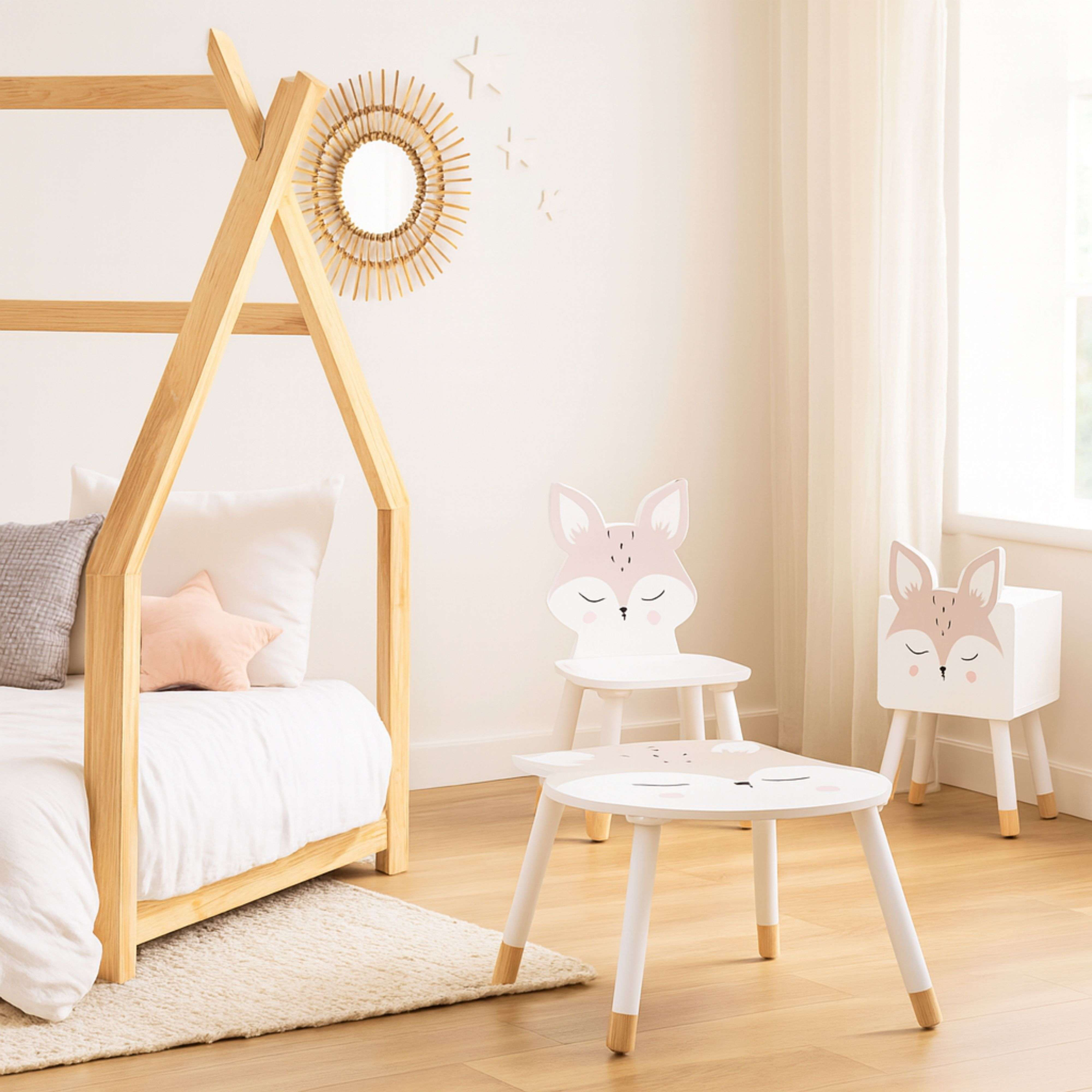 Habitación infantil con cama de madera, mesa y silla de zorro, espejo y cortina.