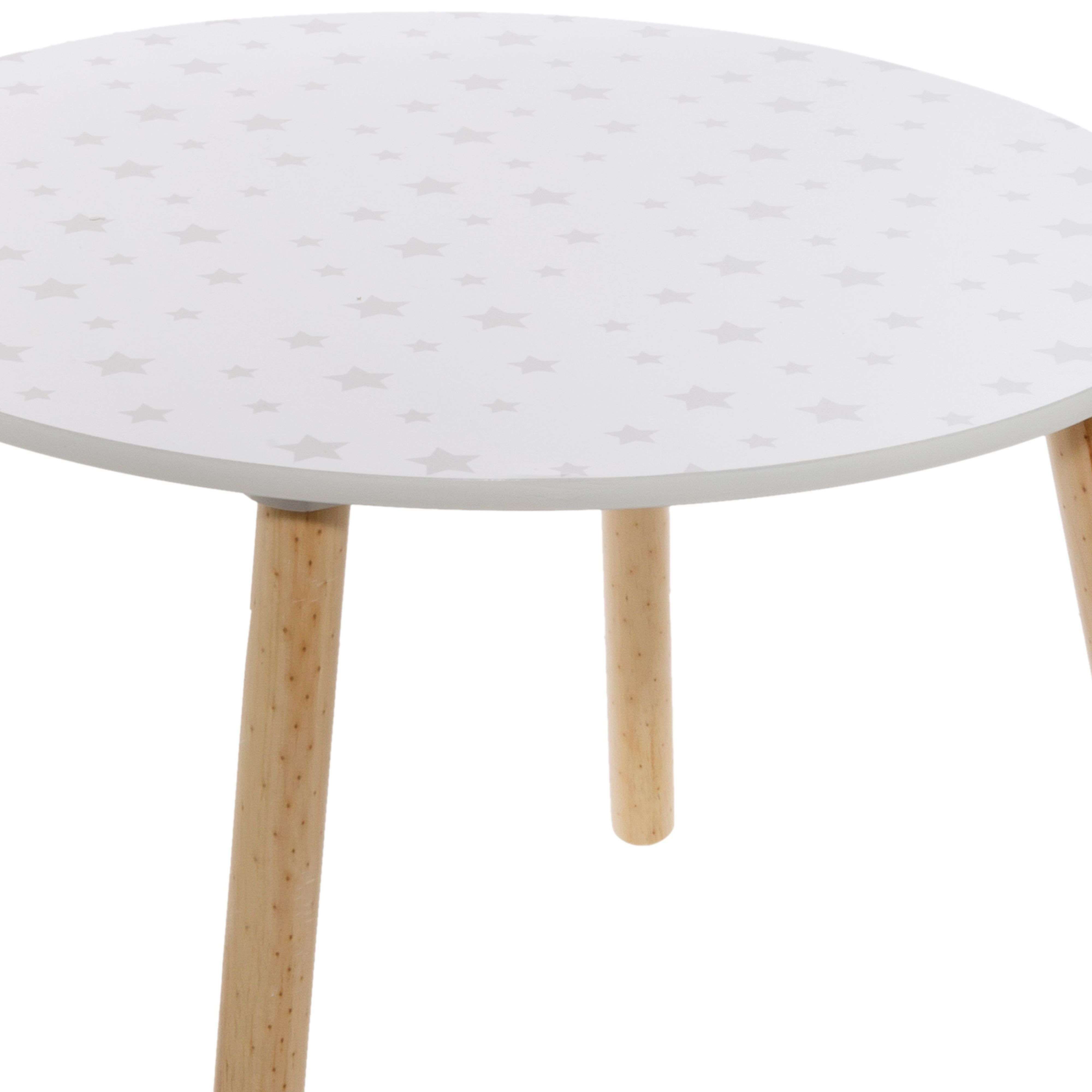 Una mesa redonda blanca con estampado de estrellas y patas de madera.