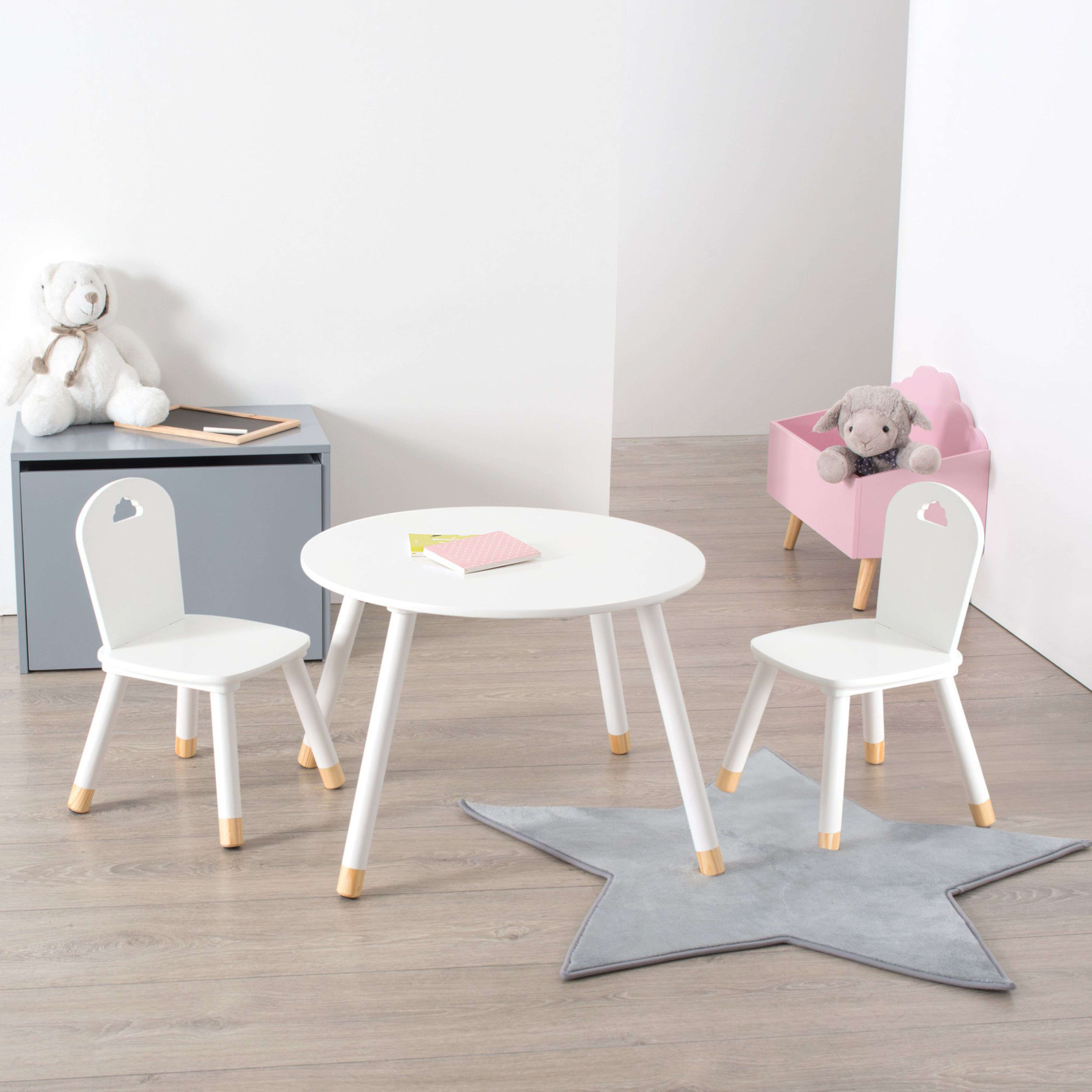 Juego de asientos para niños con mesa blanca, dos sillas, juguetes y alfombra estrella.