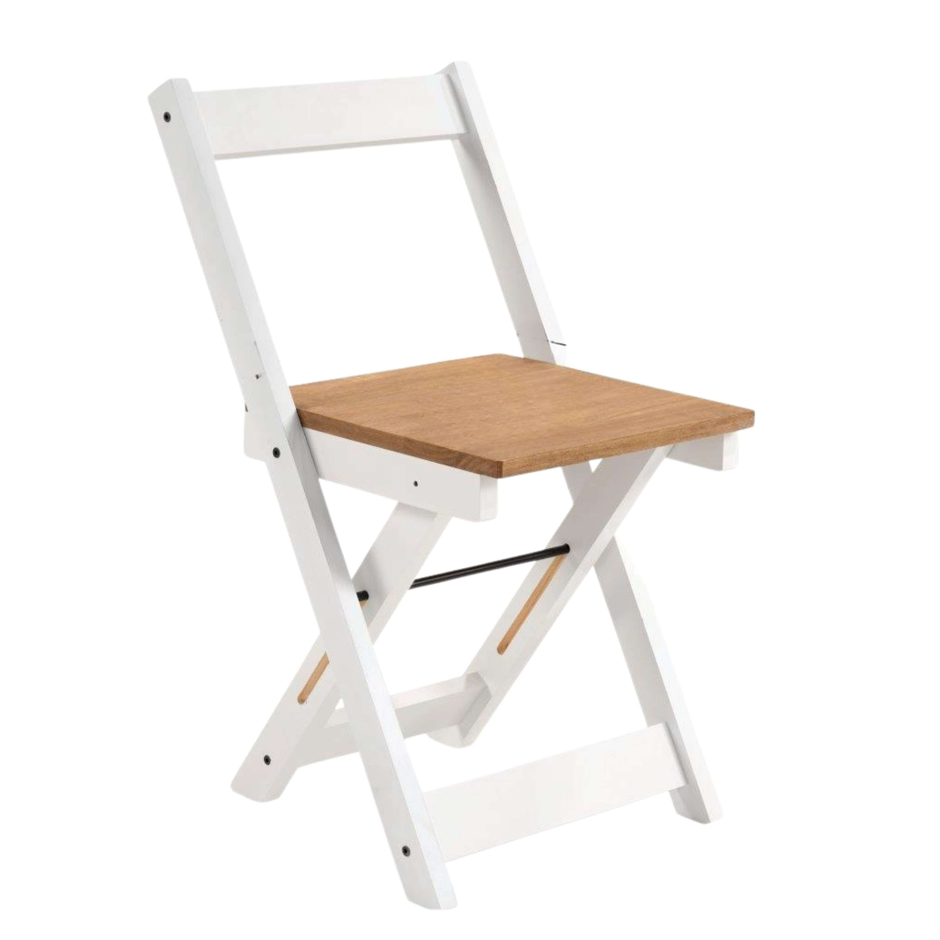 Silla plegable blanca con asiento de madera y travesaños metálicos negros.