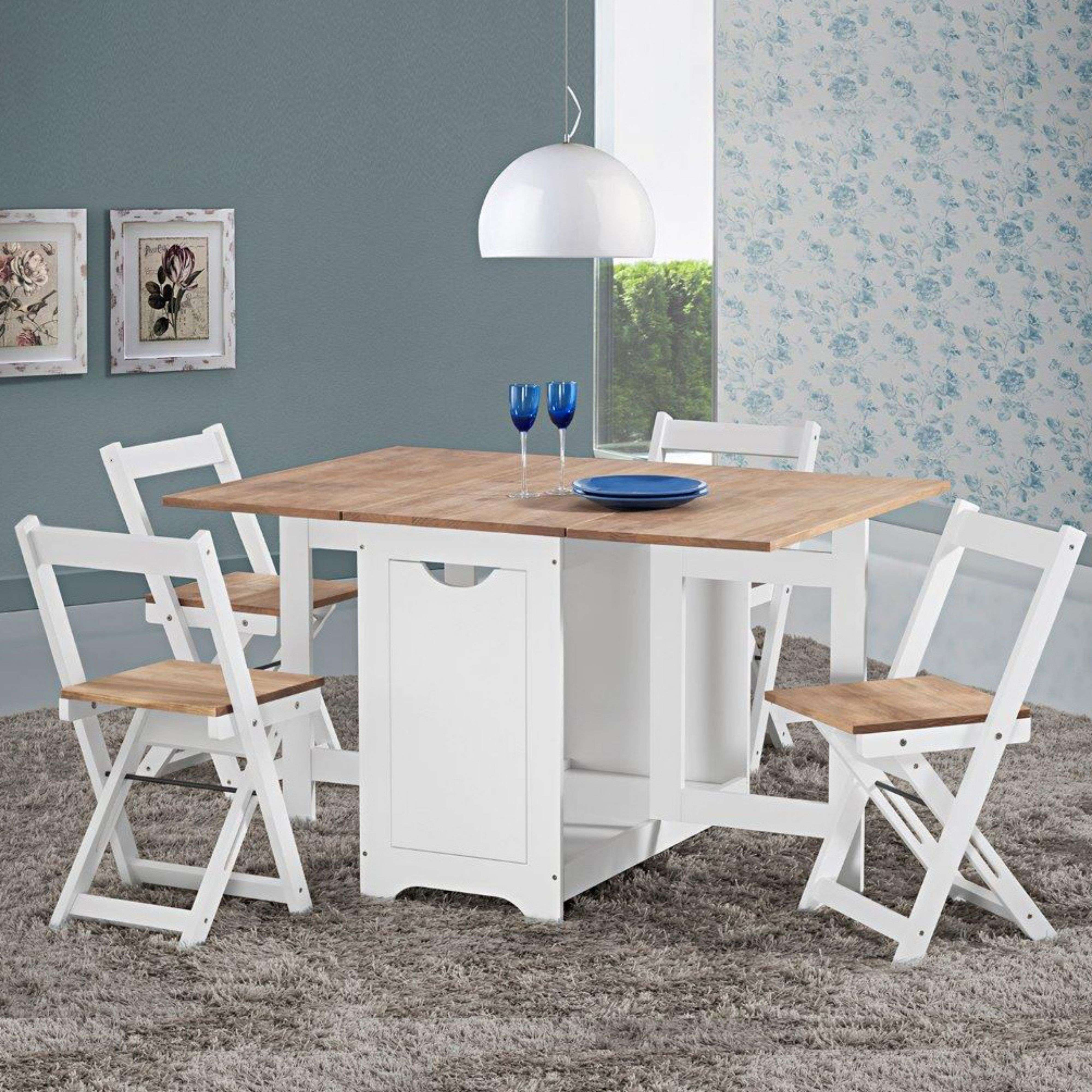 Una mesa de comedor extensible de madera y blanca con cuatro sillas blancas sobre una alfombra gris.