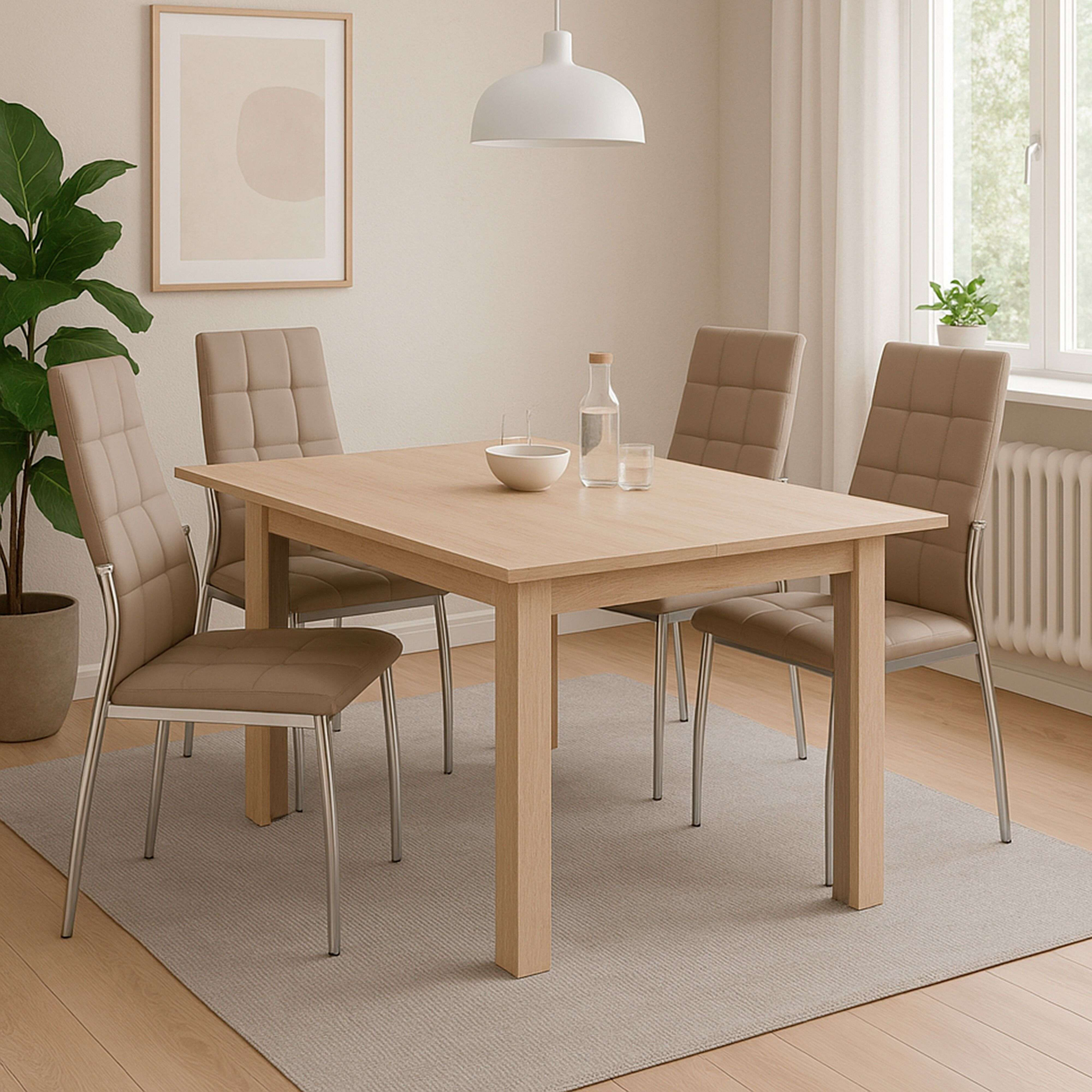 Una mesa de madera con cuatro sillas, una planta y un cuadro cerca.
