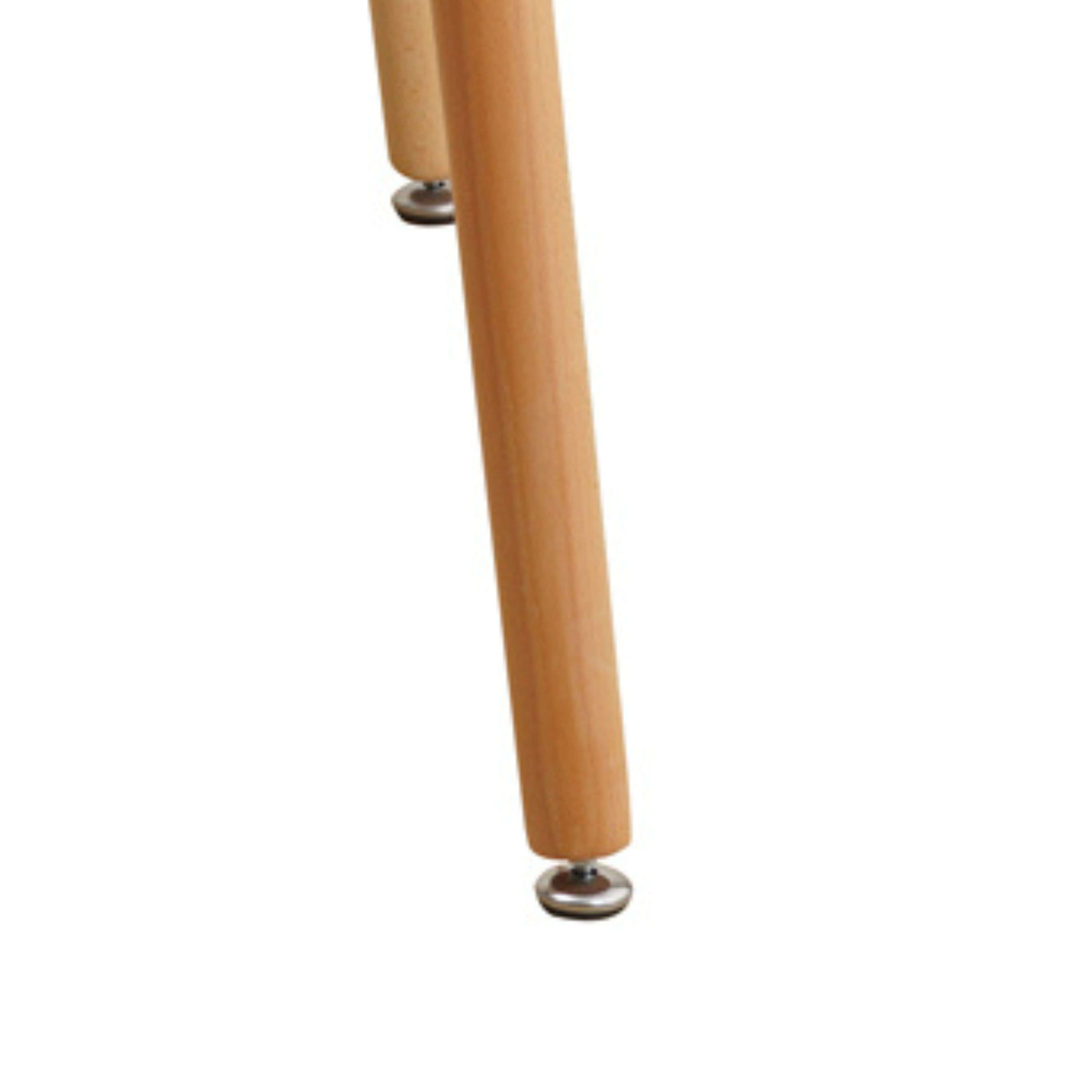 Una pata de mueble de madera con pie plateado, aislada sobre fondo blanco.