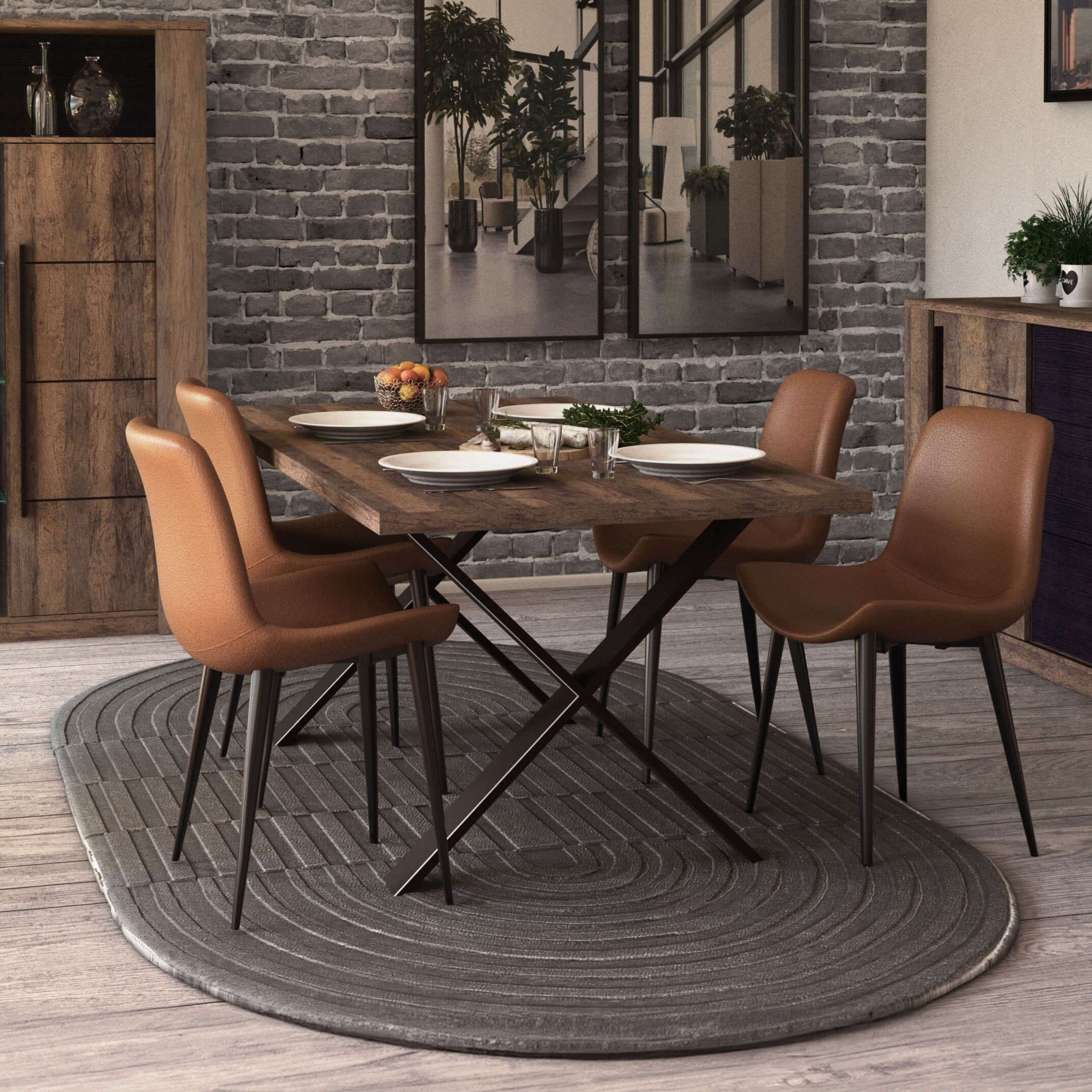 Comedor con mesa de madera, sillas marrones, alfombra gris y pared de ladrillos.
