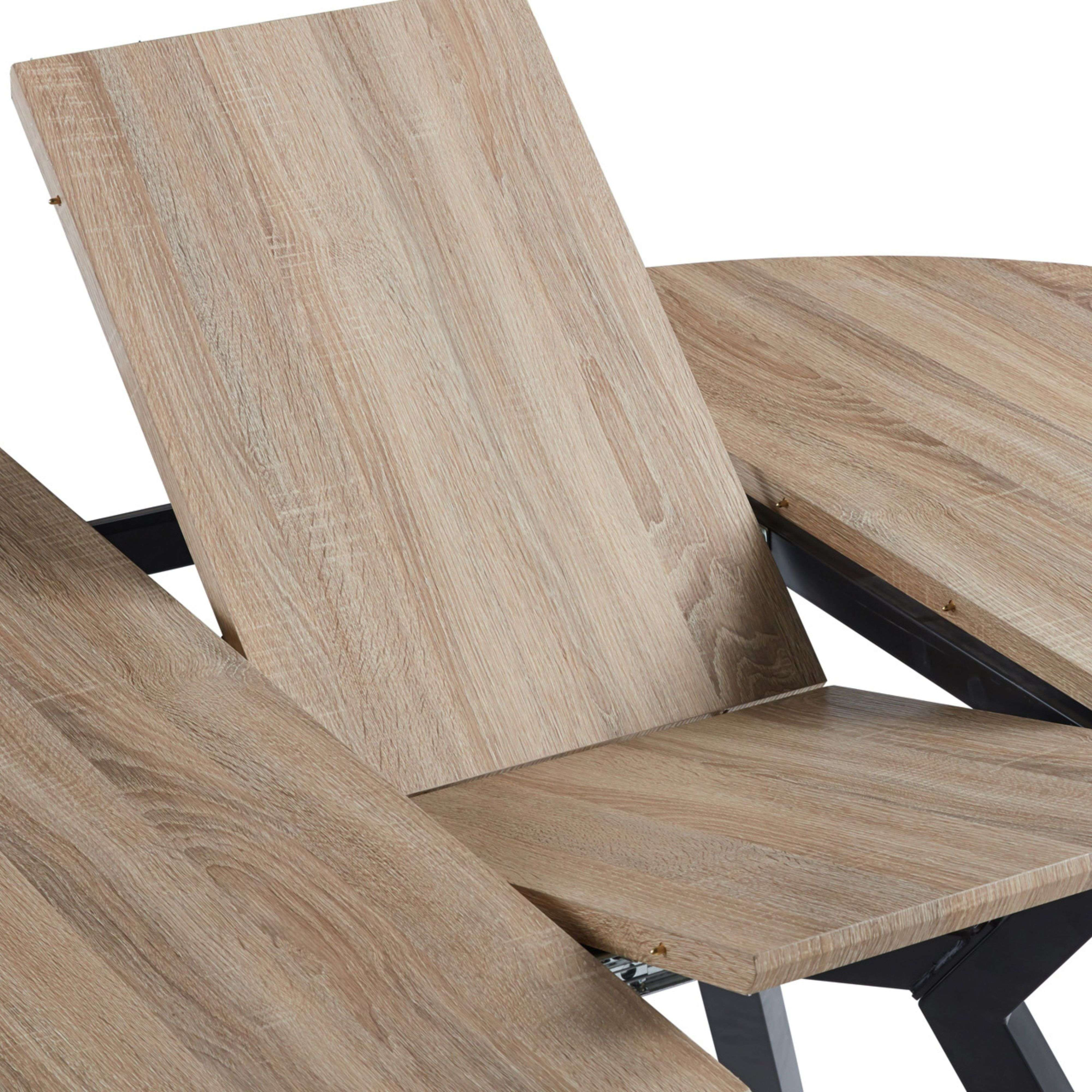 Primer plano de una mesa de comedor de madera con patas de metal negro.