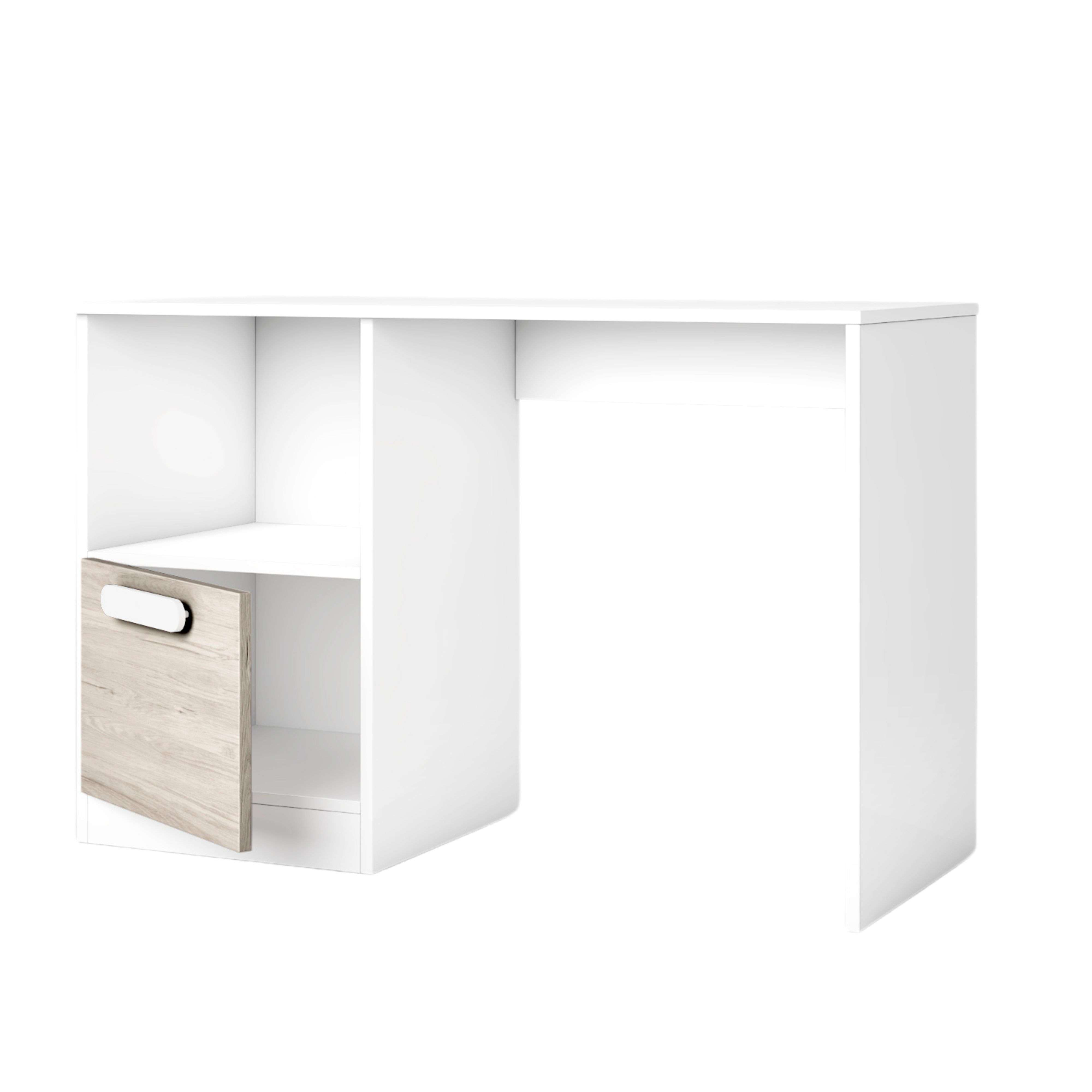 Un escritorio blanco con puertas efecto madera y estantes abiertos.