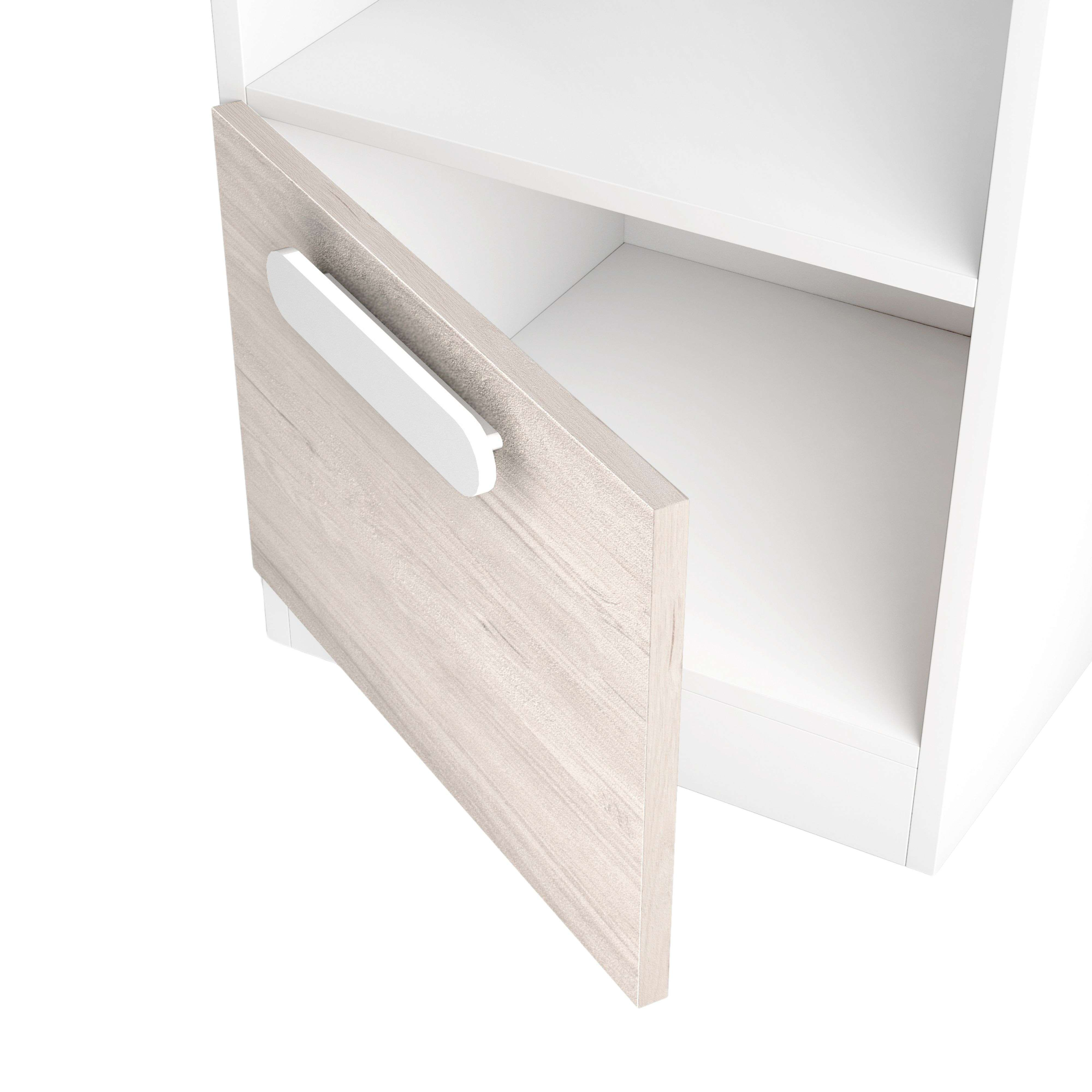 Un armario blanco abierto con puerta de madera marrón claro y tirador.