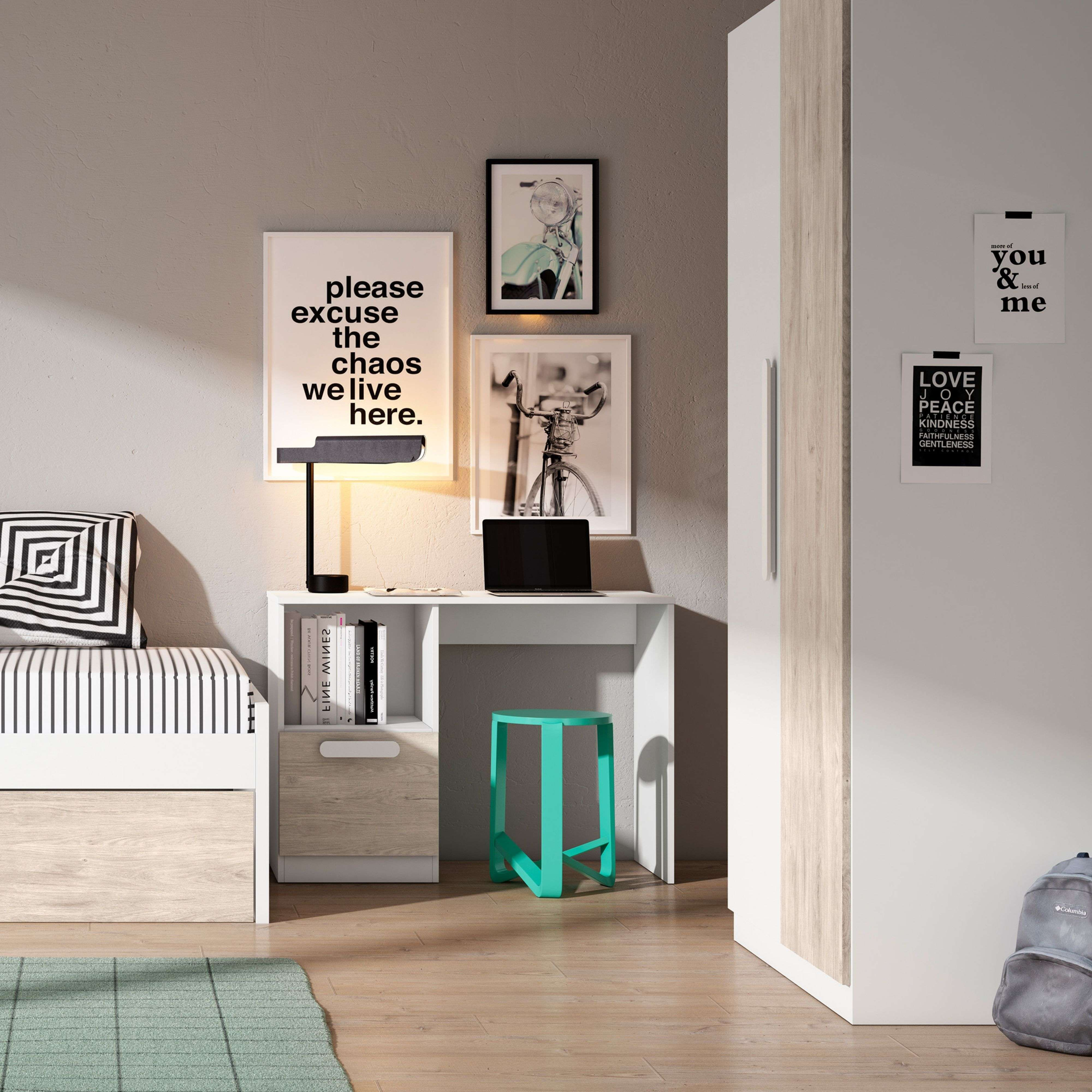 Dormitorio con cama, escritorio, portátil, taburete, armario y arte de pared.