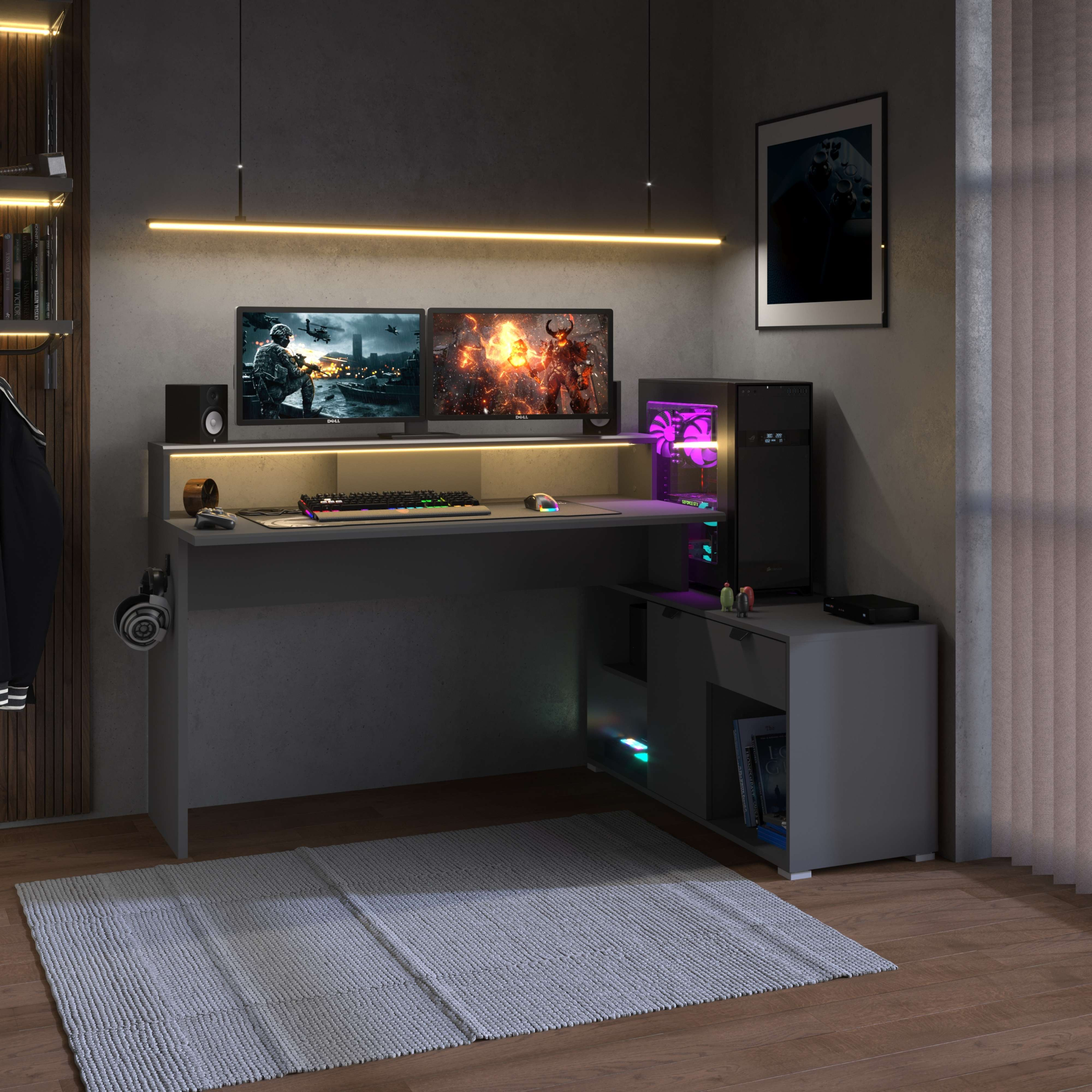 Un escritorio gaming con dos monitores, un PC e iluminación RGB.