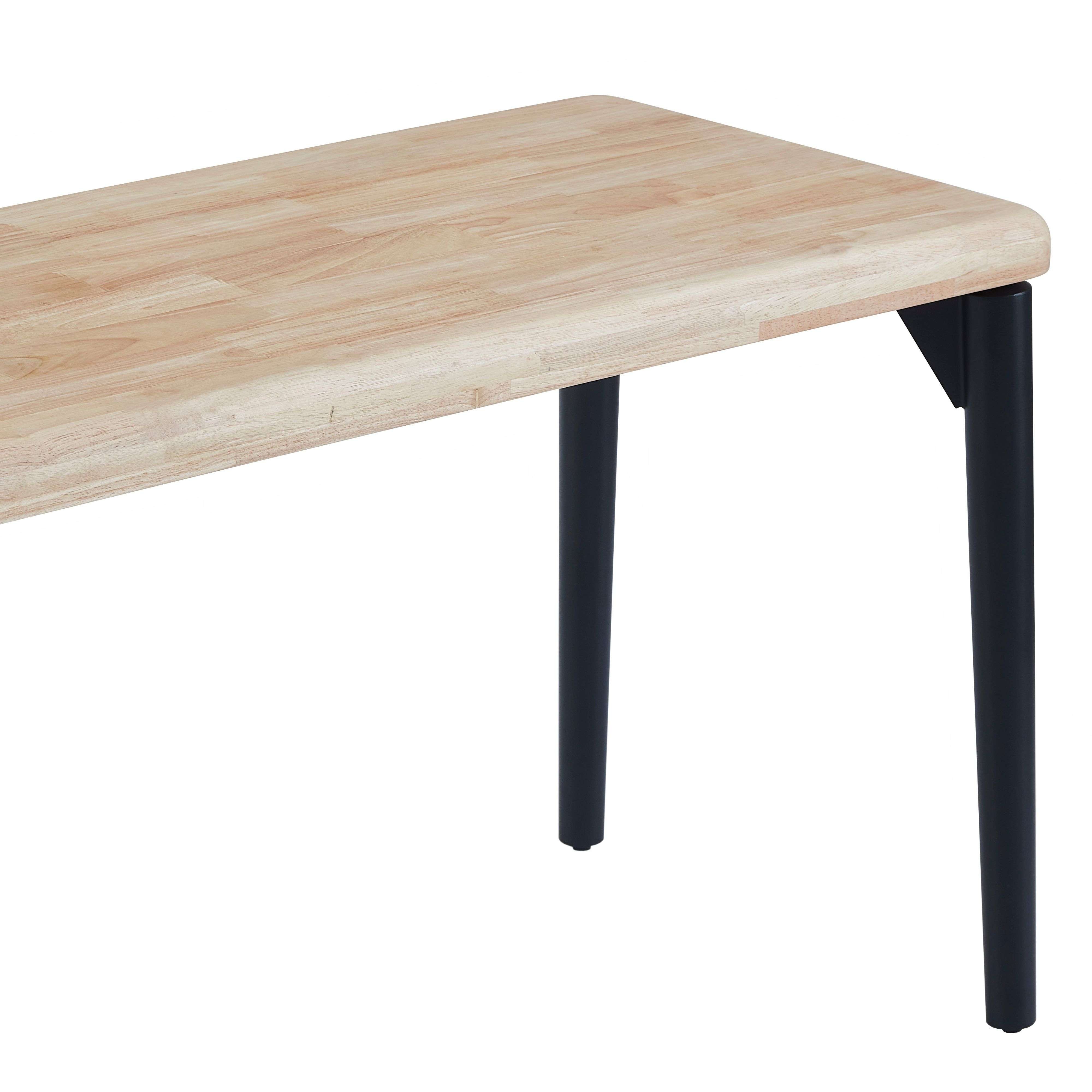 Un banco de madera con patas negras sobre fondo blanco.