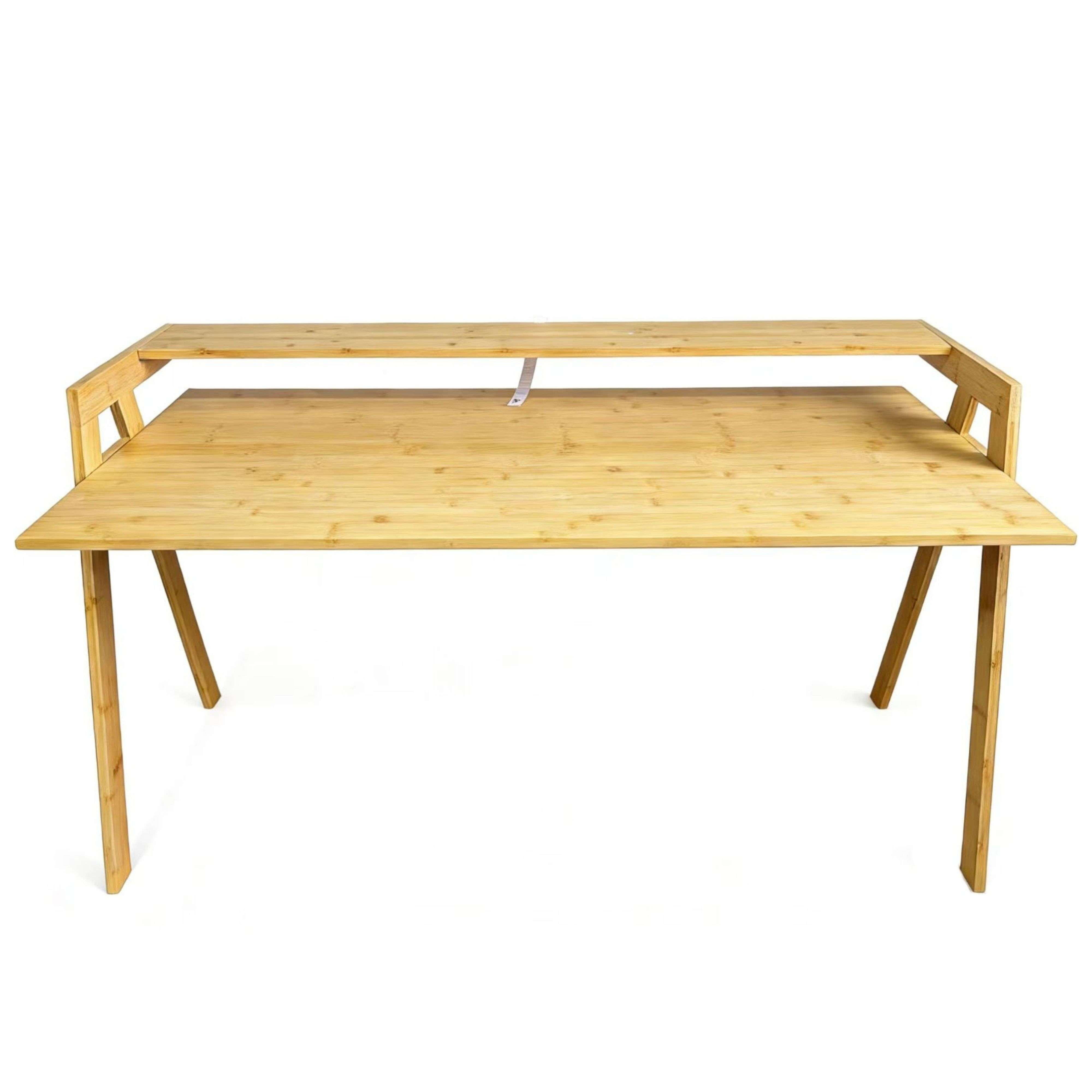 Un escritorio de madera clara con un estante encima, sobre fondo blanco.