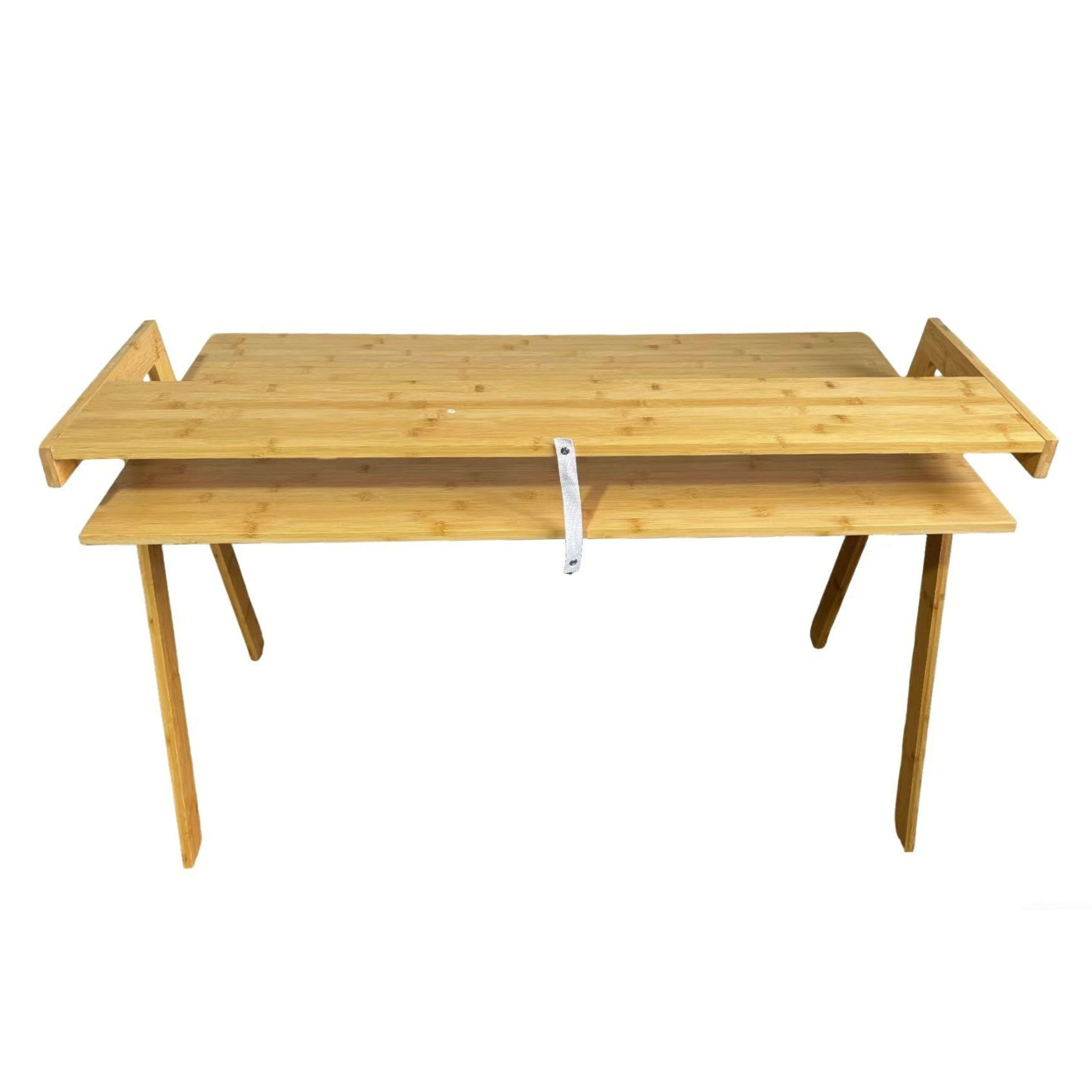 Un soporte de madera para portátil de dos niveles con soportes laterales abatibles.