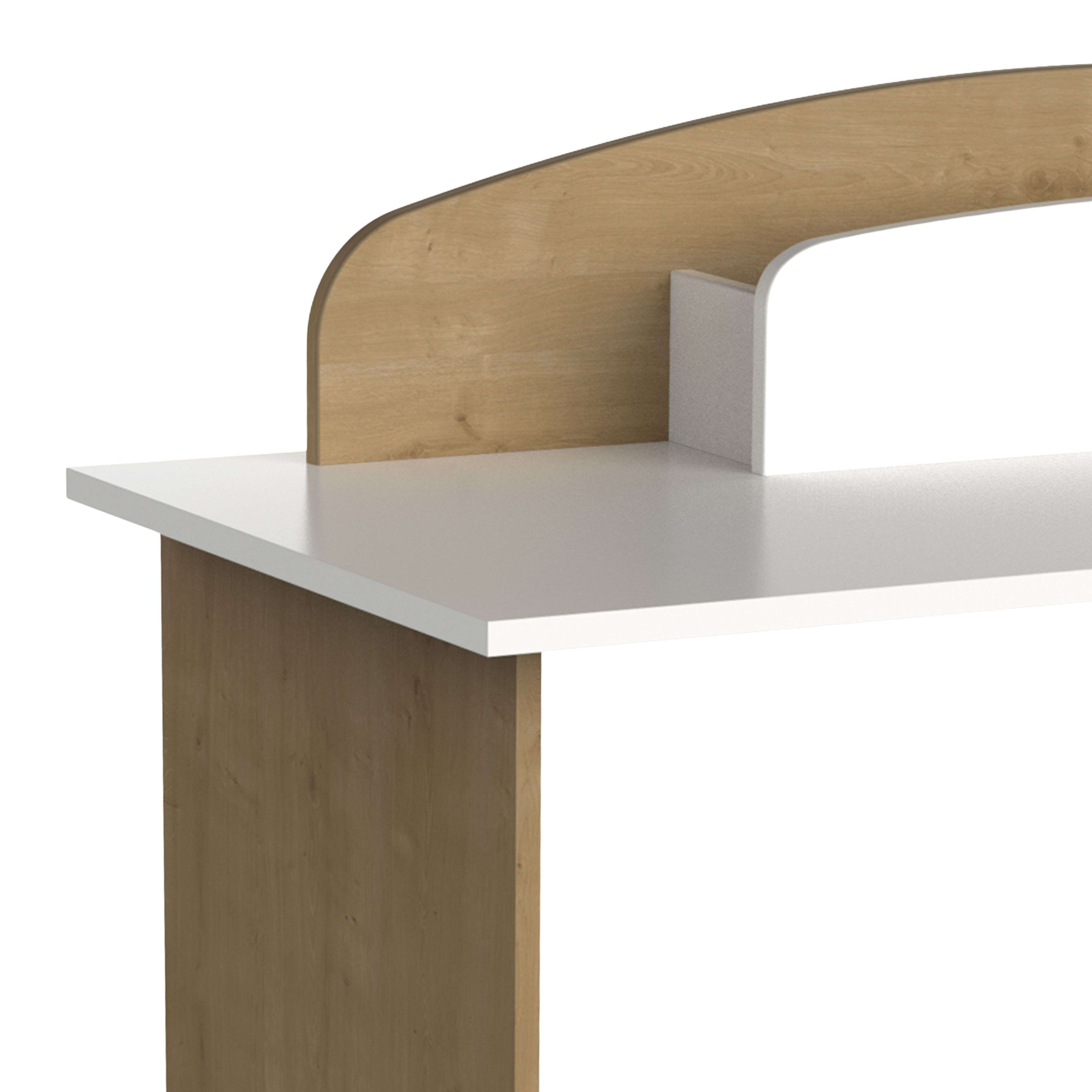 Un escritorio moderno con tablero blanco y detalles en madera.
