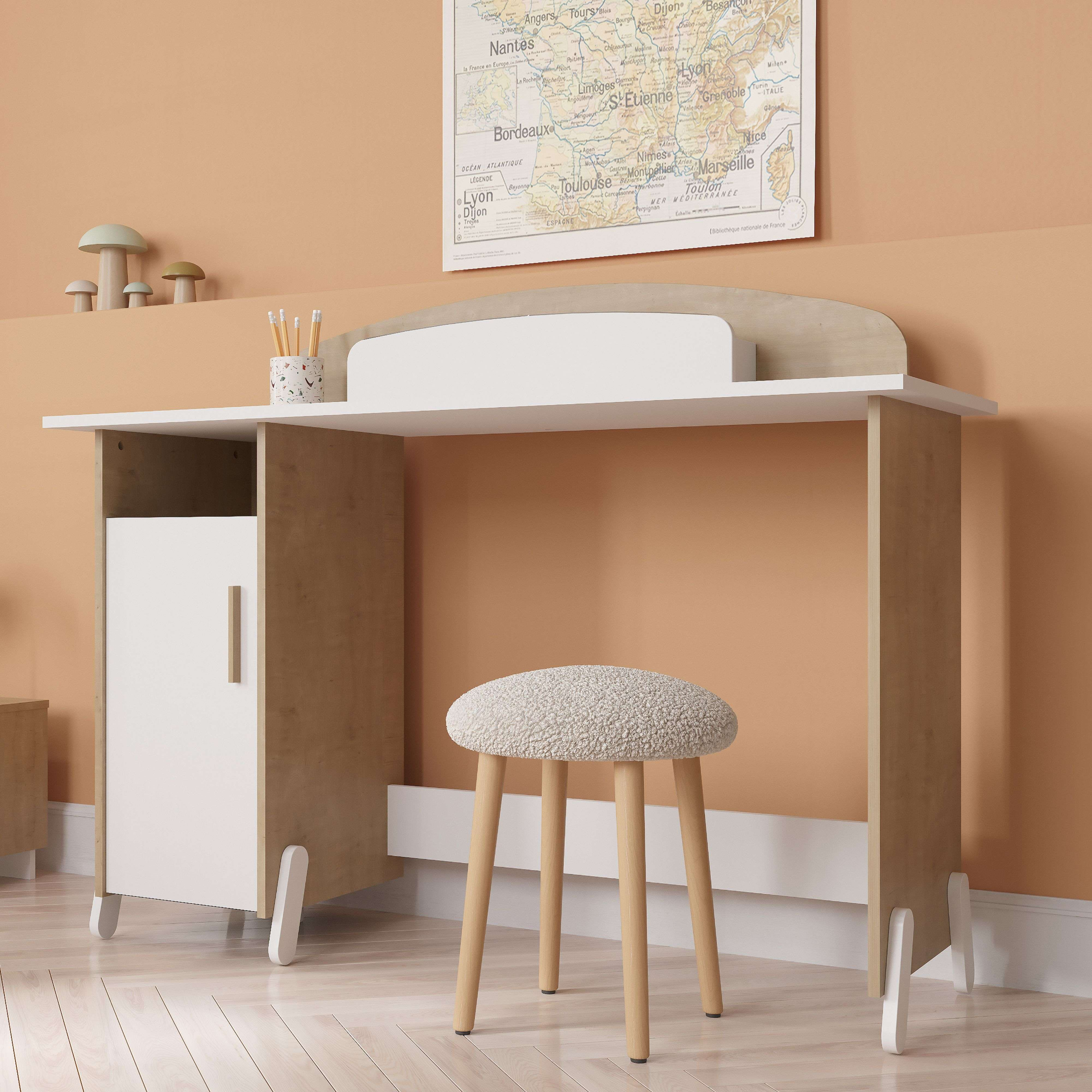 Un escritorio con taburete y un mapa de Francia en la pared.