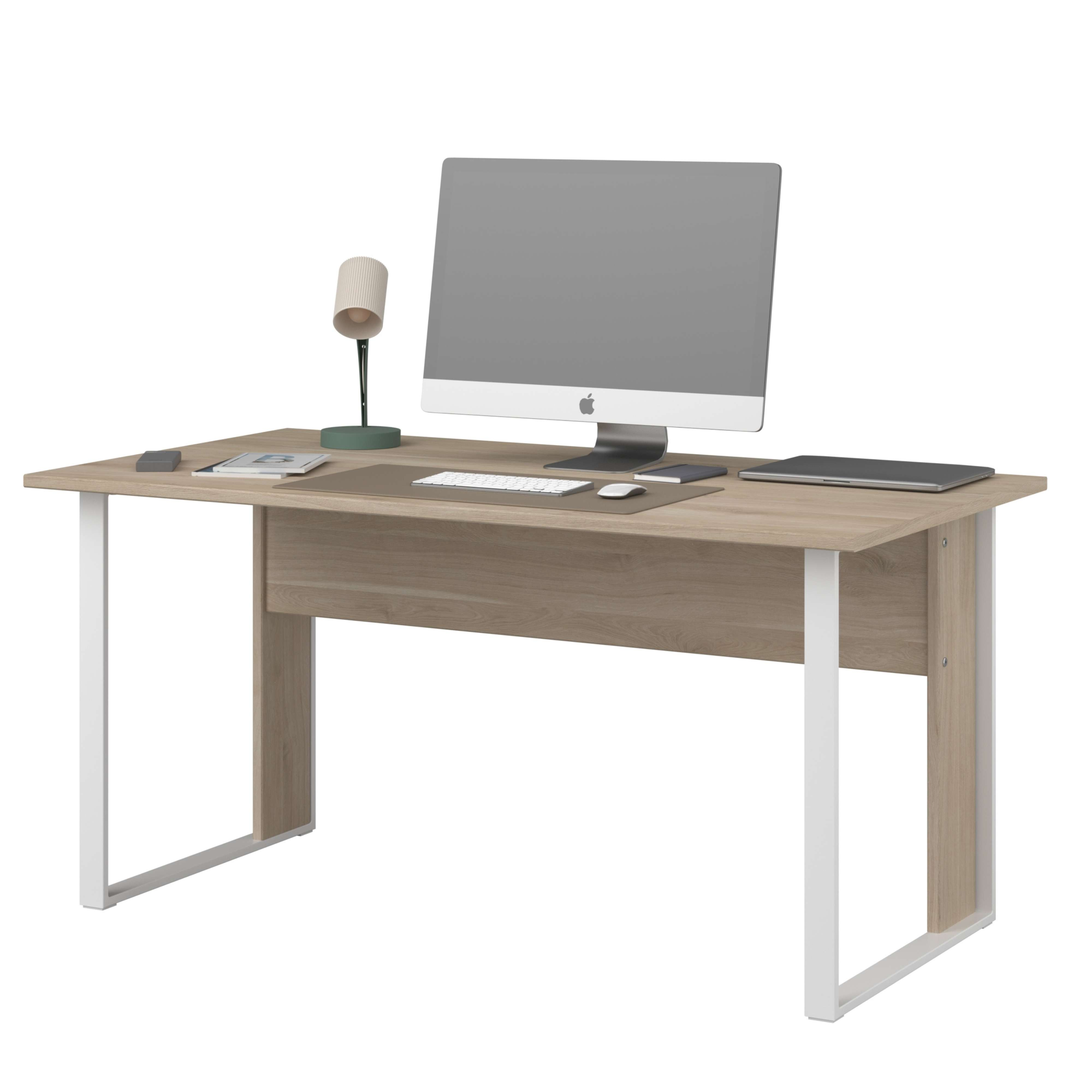 Un escritorio de madera clara con patas metálicas blancas, monitor, teclado, ratón y lámpara.