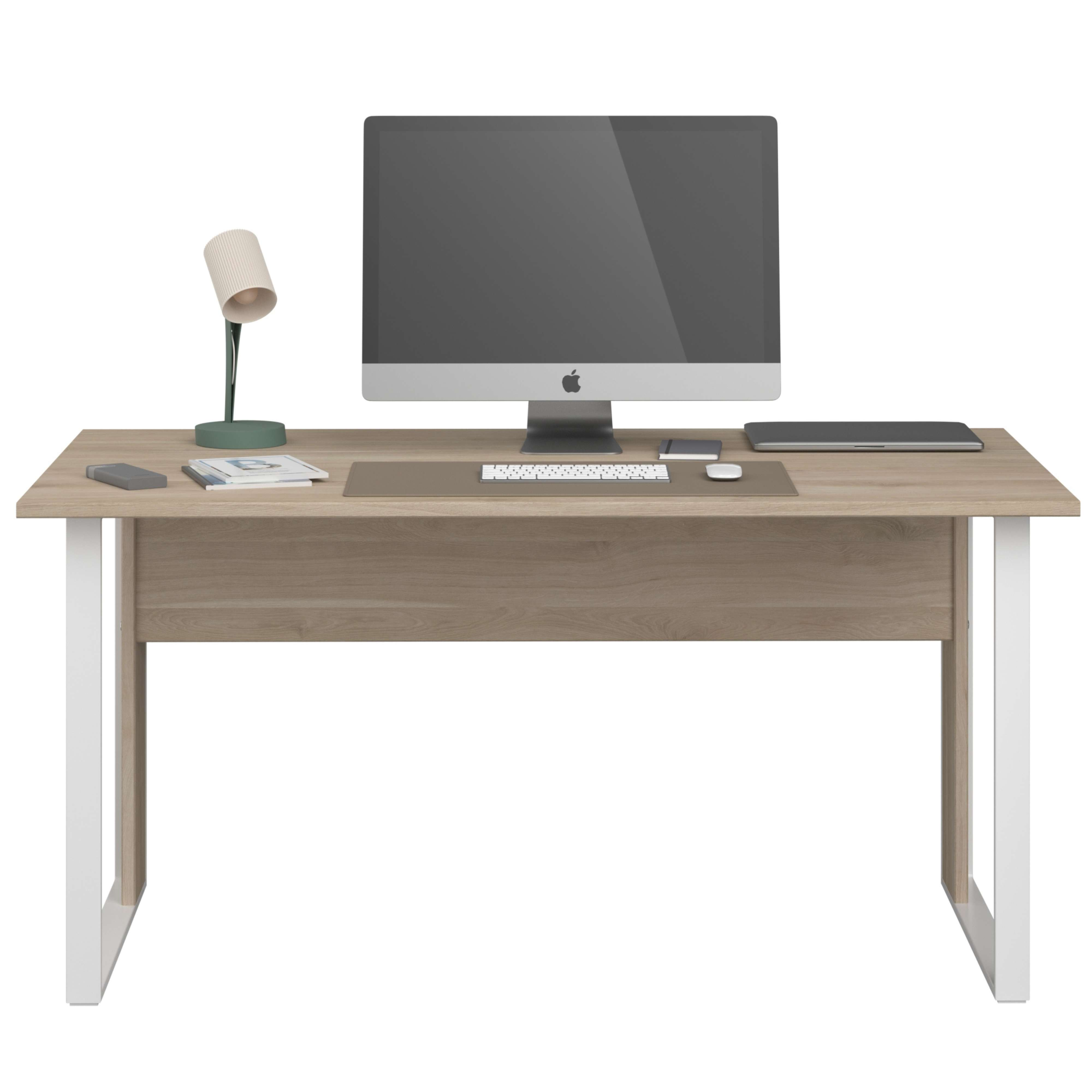 Un escritorio con iMac, teclado, ratón, portátil, lámpara y libros.