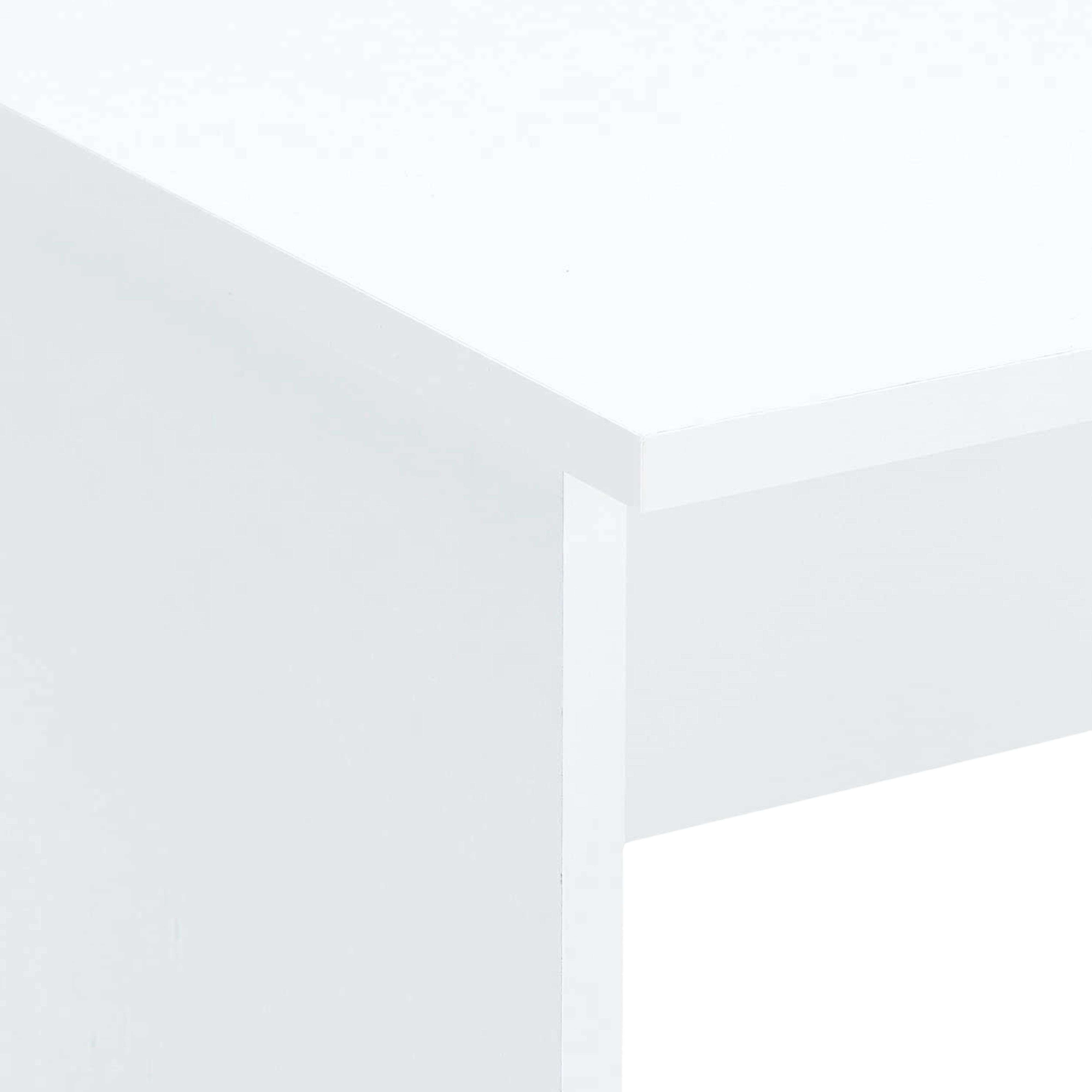 Una esquina blanca de un mueble, posiblemente una mesa o estante.