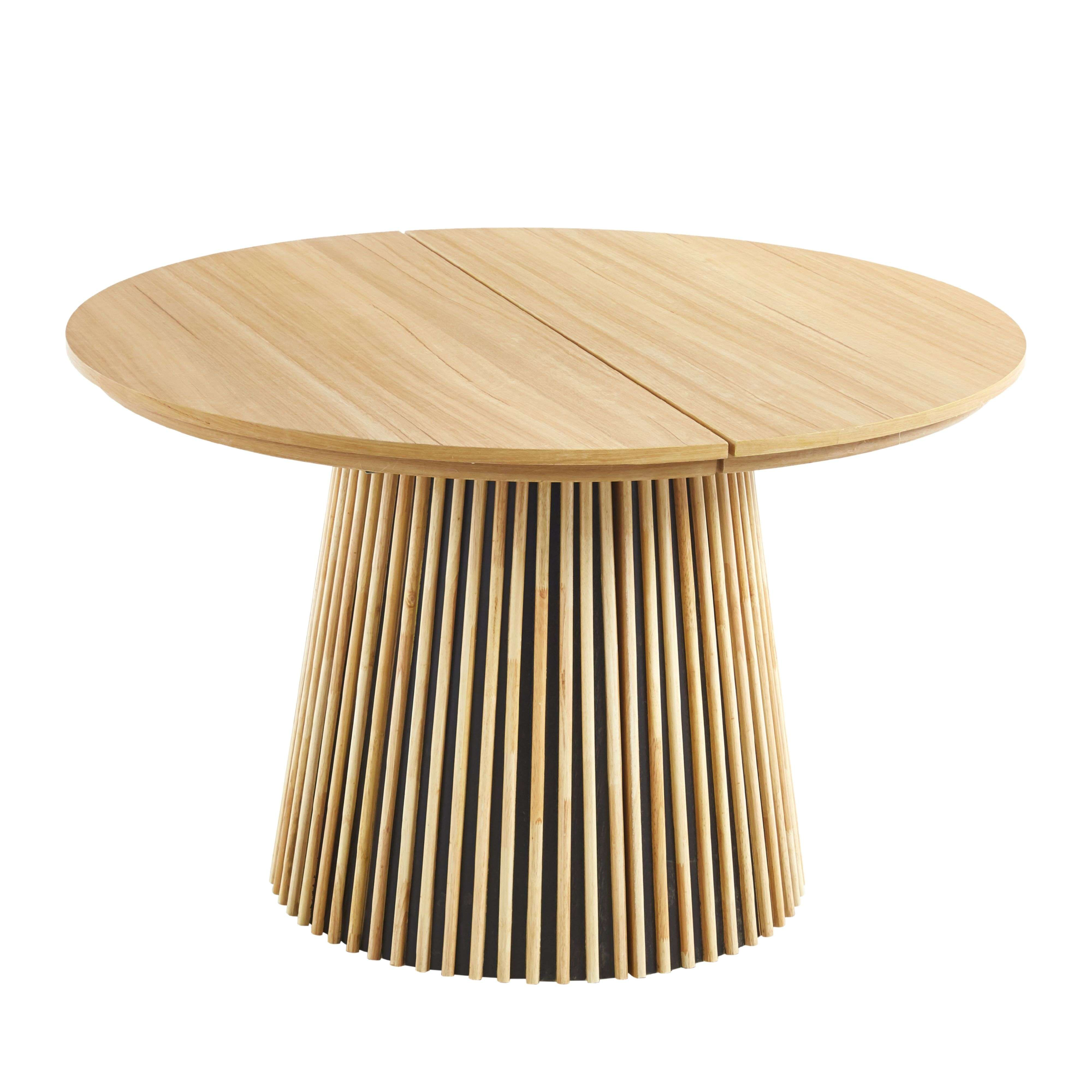 Mesa redonda de madera con base de listones verticales.