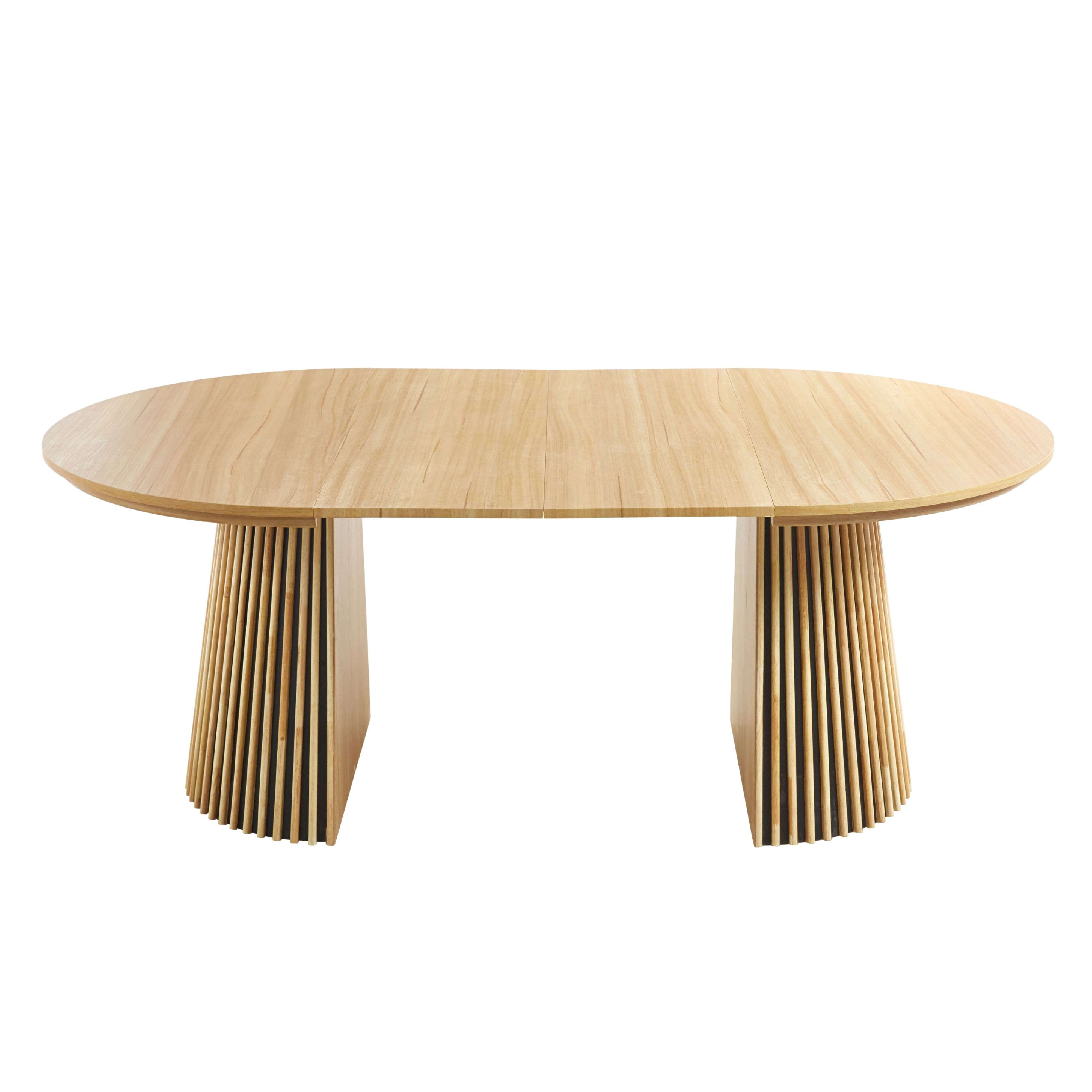 Una mesa ovalada de madera con dos bases verticales de listones de madera.