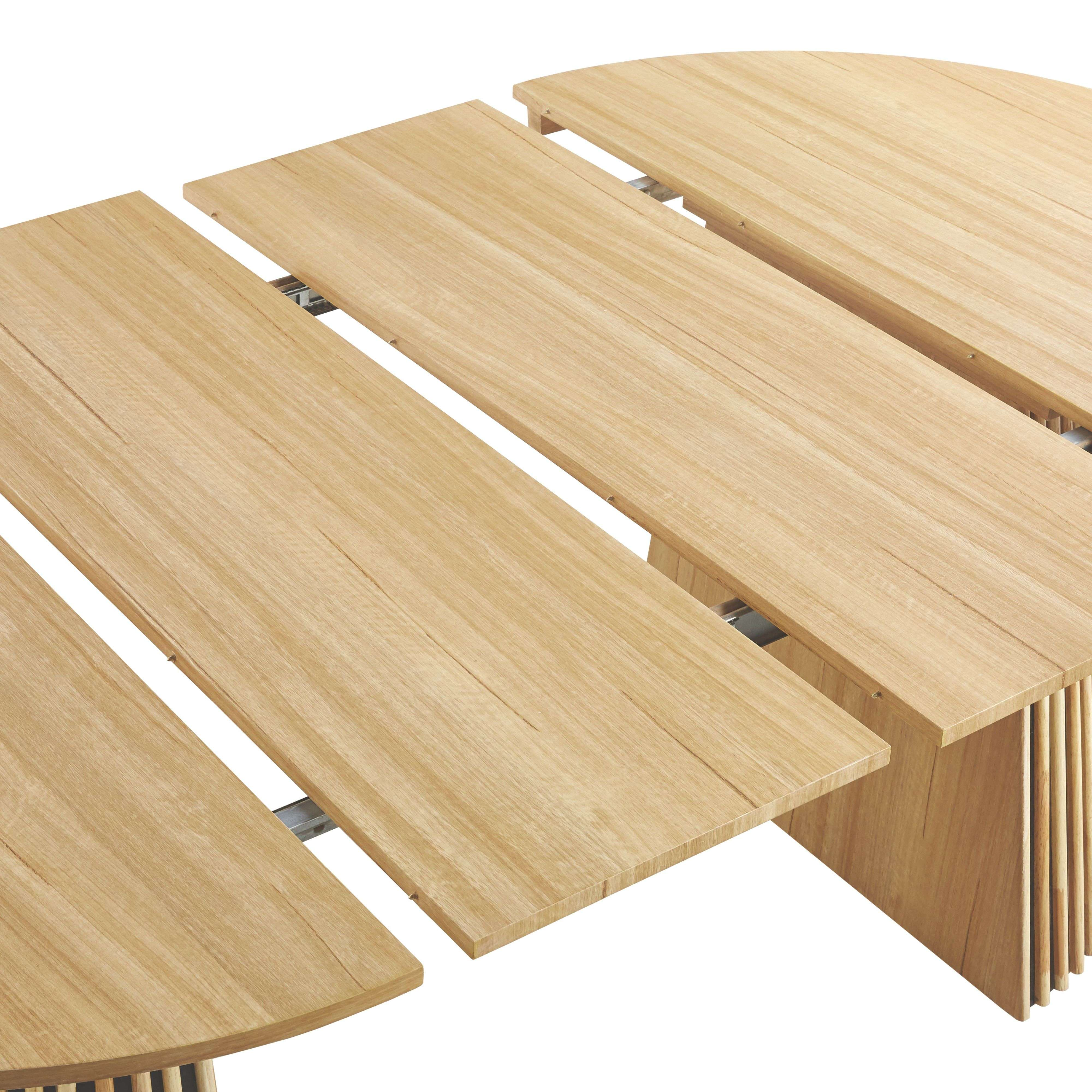 Mesa extensible de madera con base de lamas y extensiones.