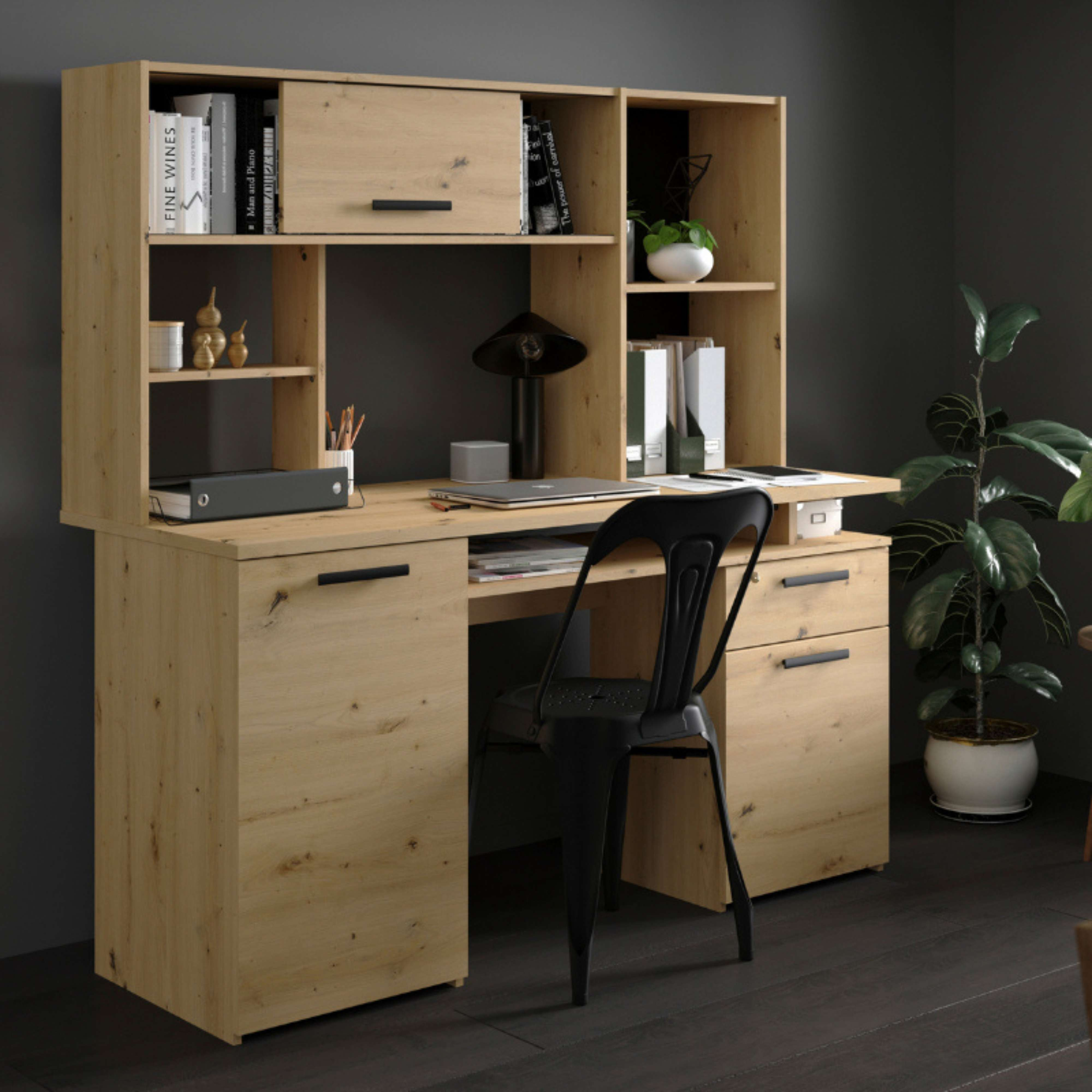 Un escritorio de madera con estantes, una silla negra y una planta.