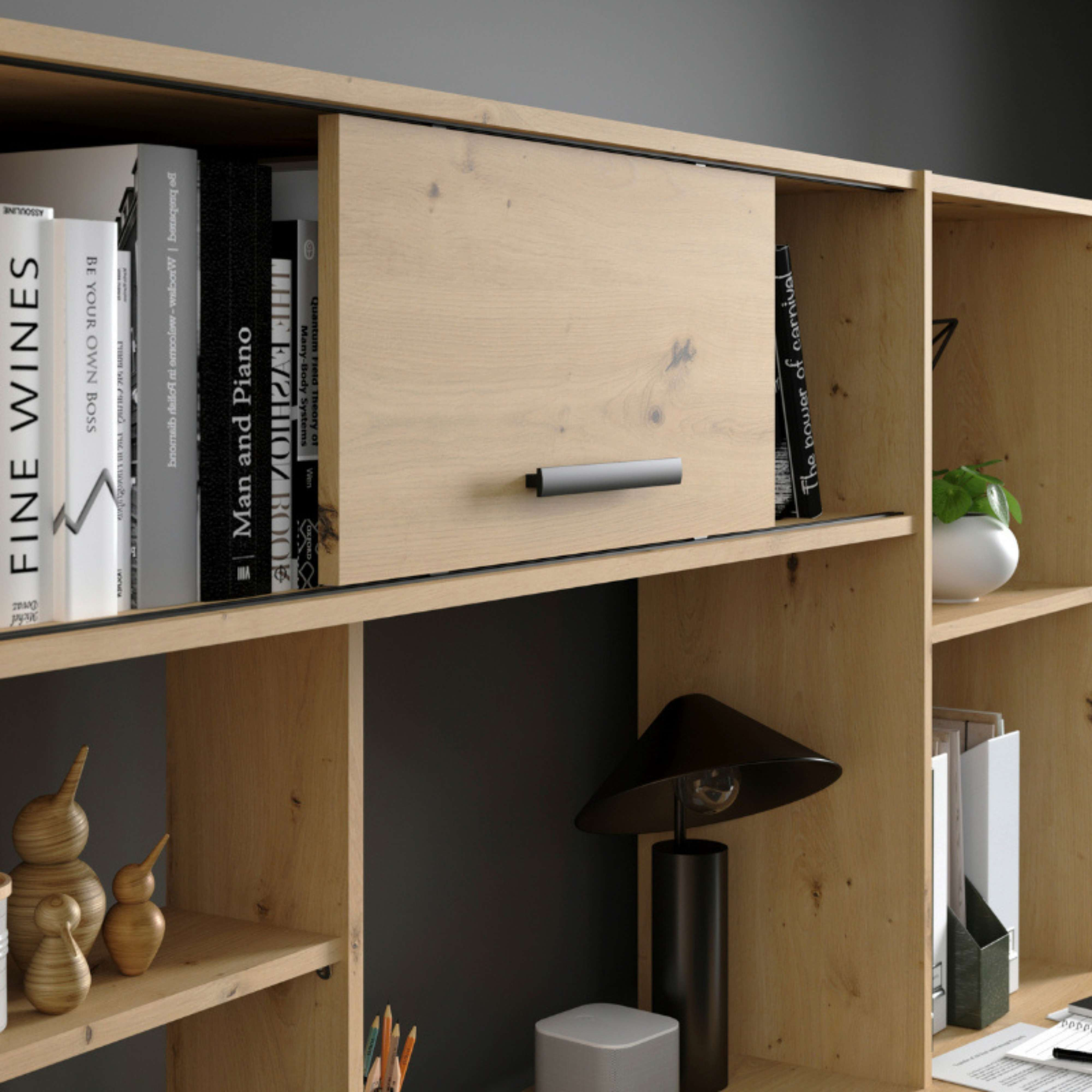 Una estantería de madera con libros, una lámpara y objetos decorativos.