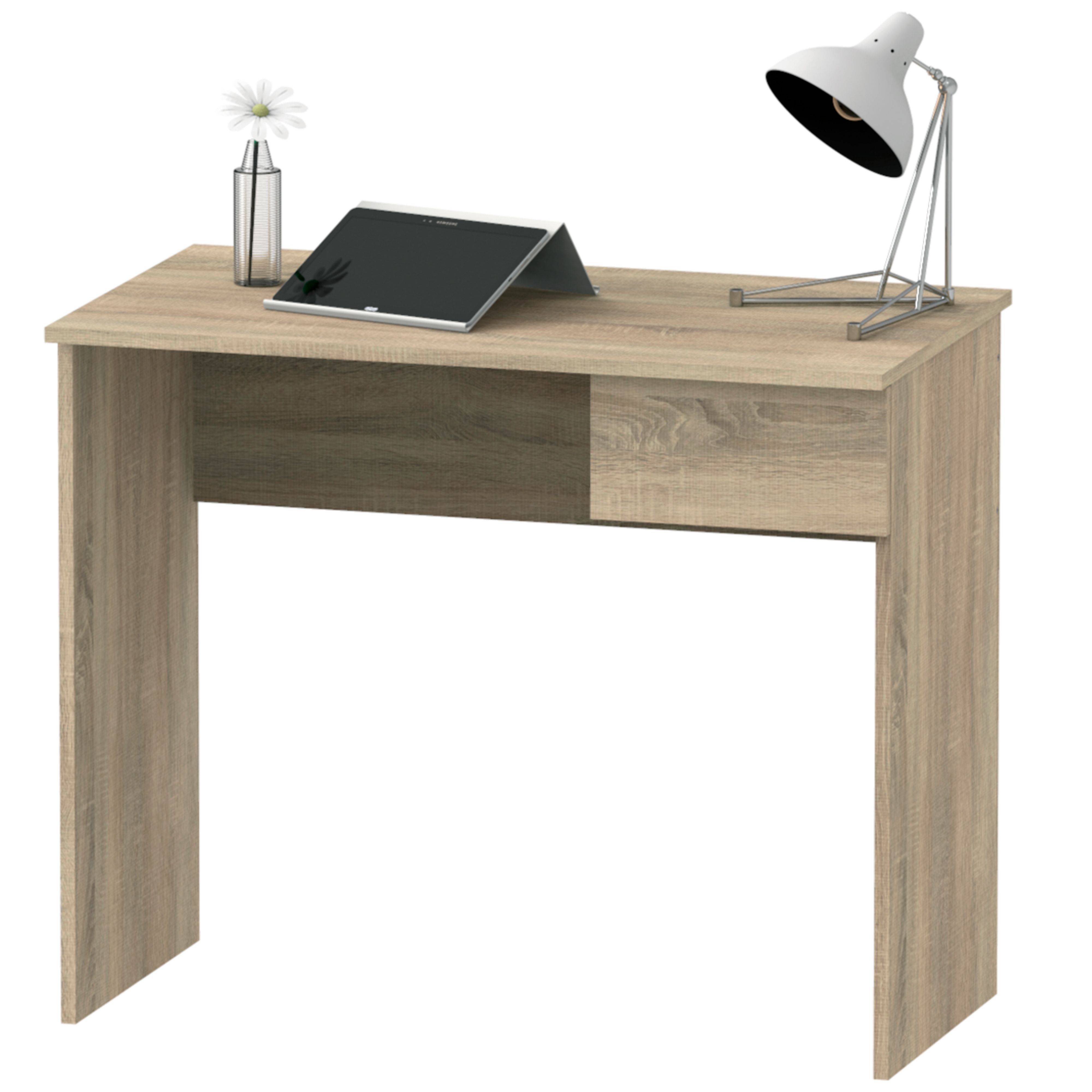 Un escritorio de madera clara con lámpara, tableta y jarrón con flor.