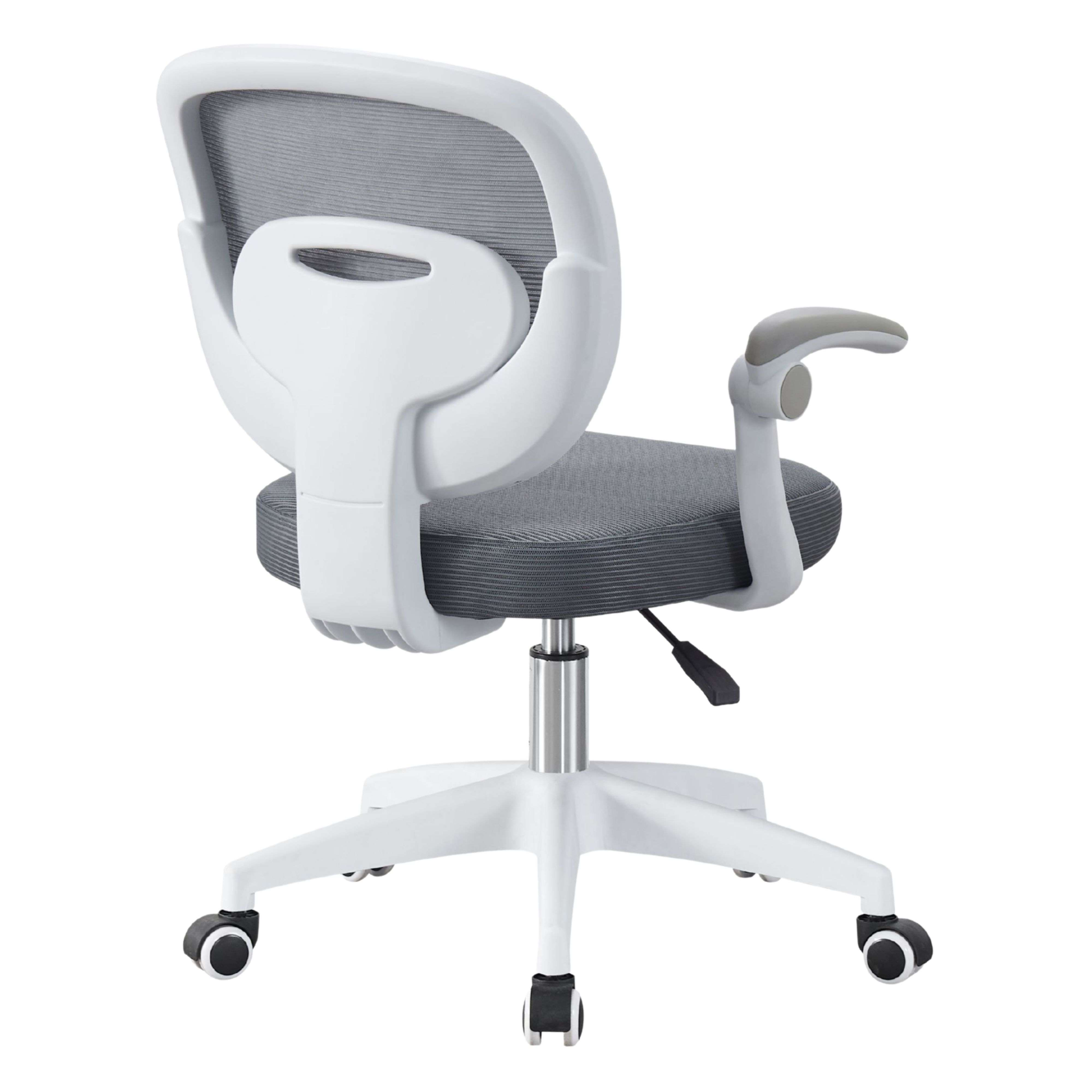 Silla de oficina blanca con respaldo y asiento de malla gris, sobre ruedas blancas.