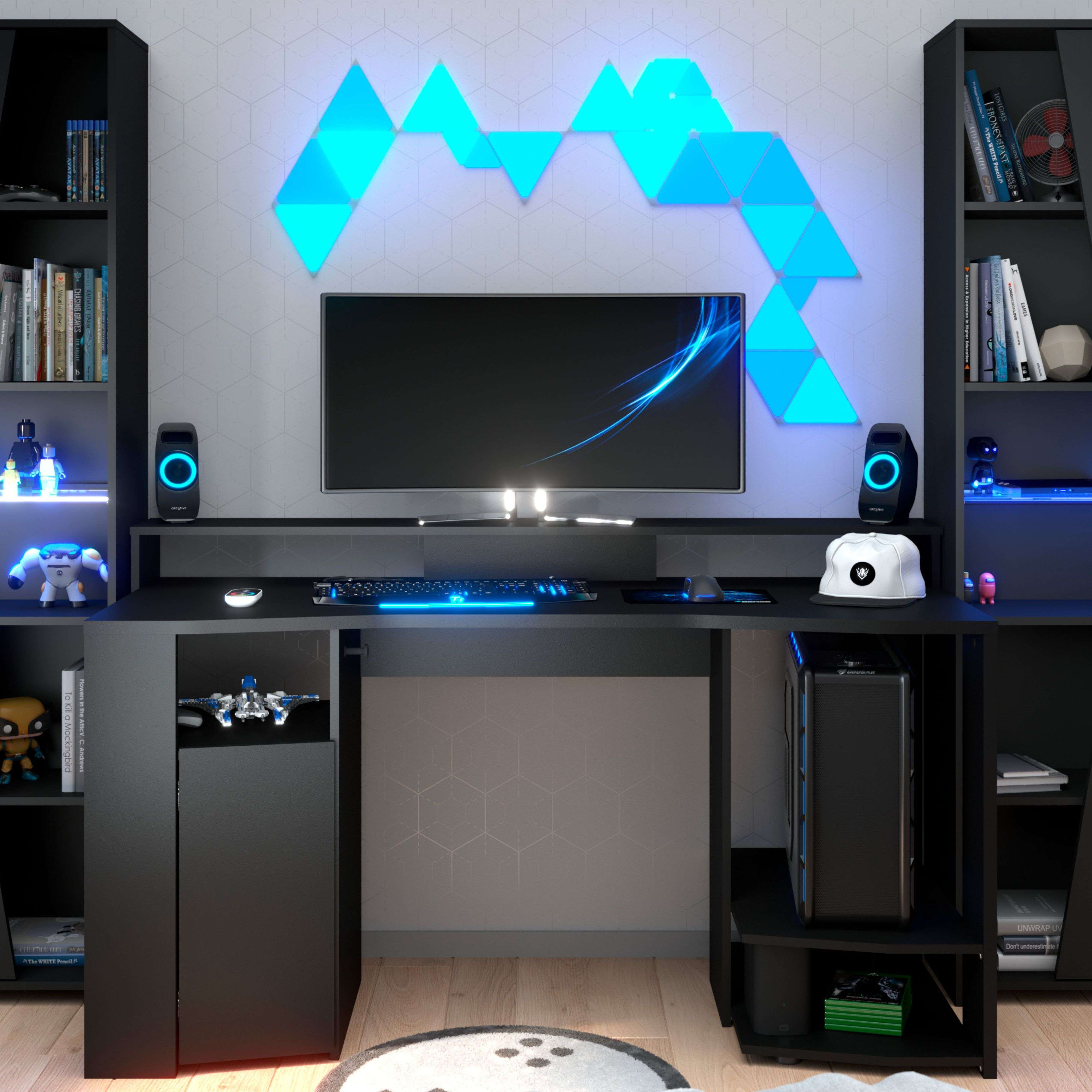 Un escritorio negro con computadoras, altavoces, luces y libros.