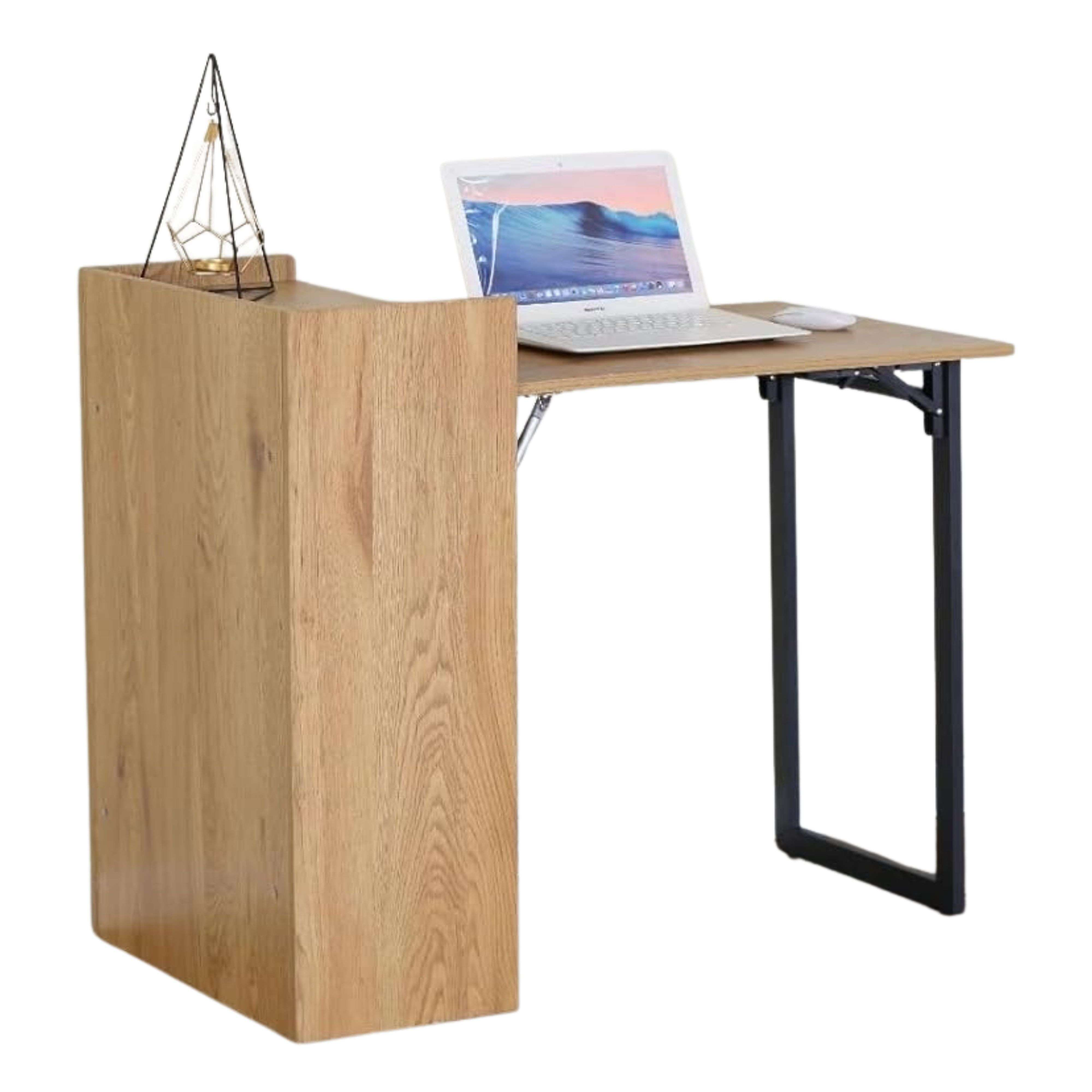 Un escritorio de madera con una laptop y un ratón en la superficie. Objeto decorativo a la izquierda.