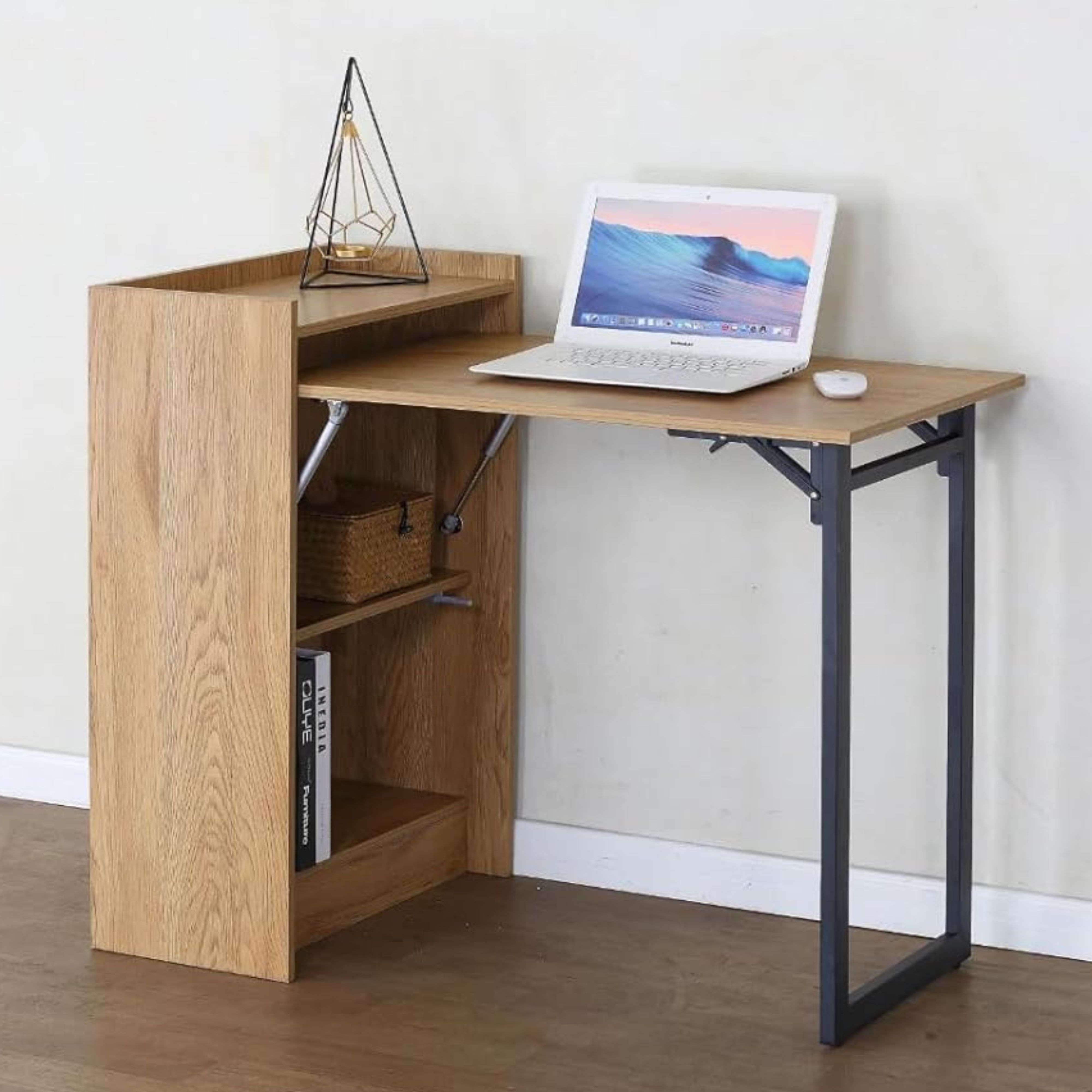 Un escritorio de madera con portátil y ratón. Estantes con libros y cesta.