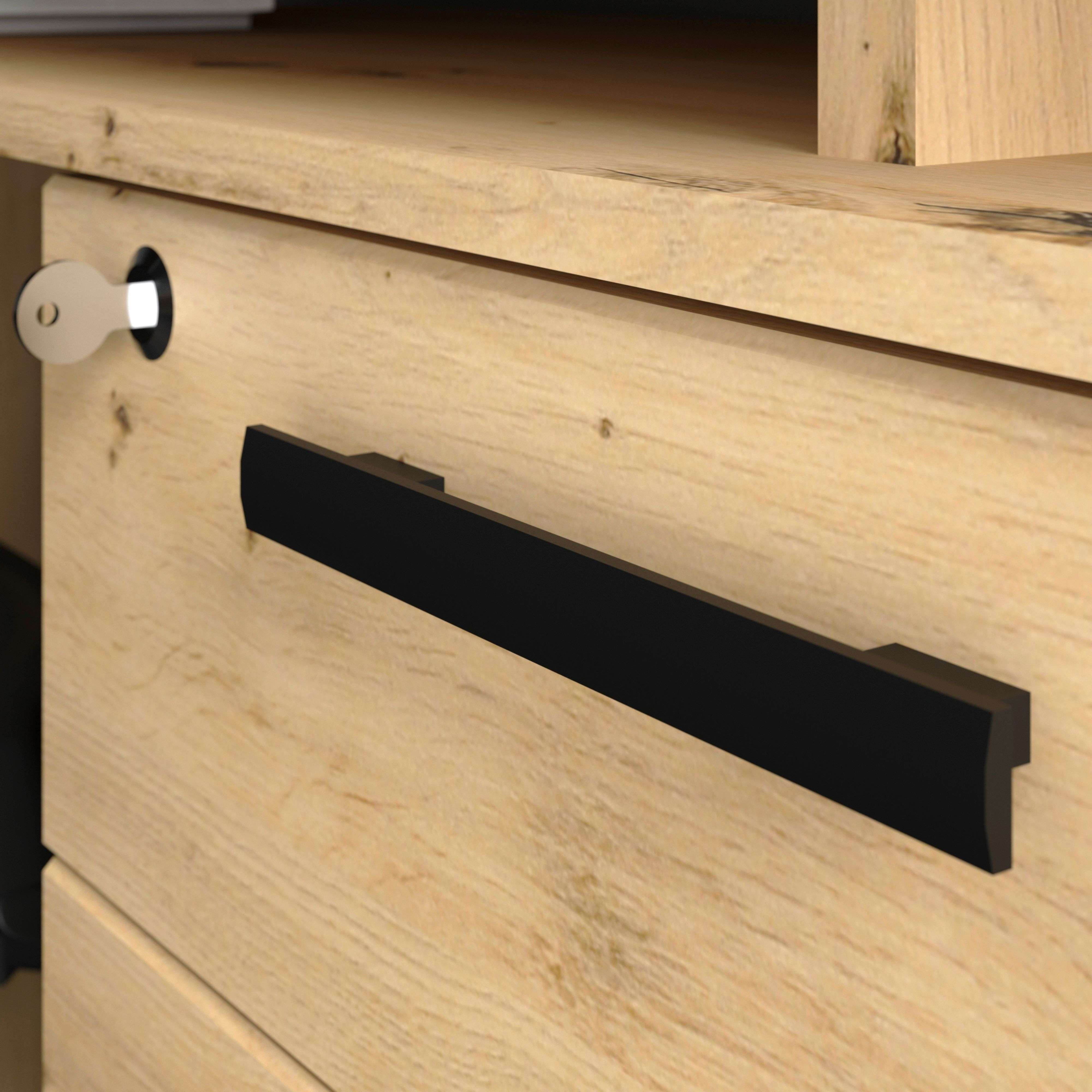 Cajón de madera con tirador negro y llave plateada.