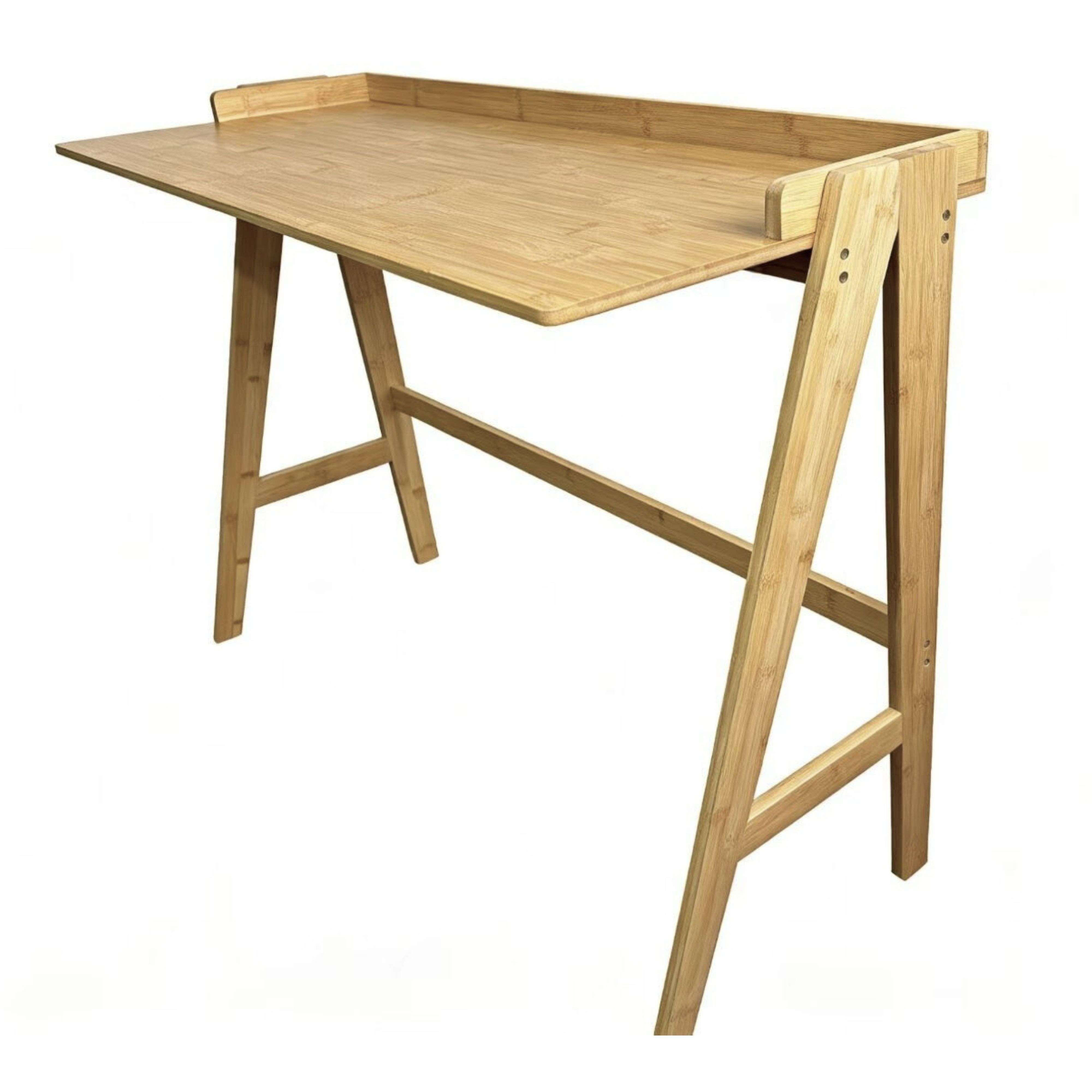 Un escritorio de madera clara con borde elevado y patas anguladas.
