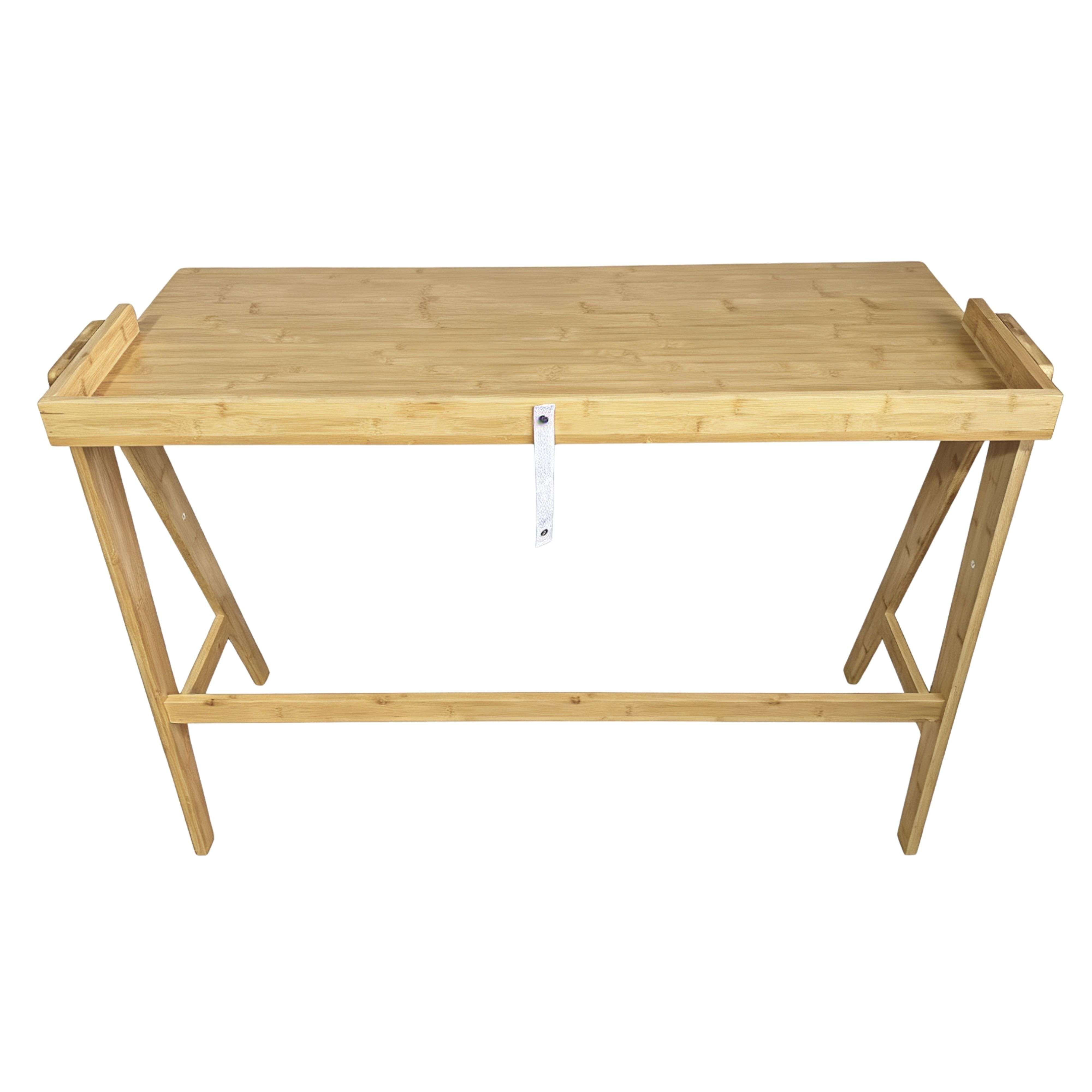 Un escritorio de madera simple con patas plegables y lados elevados.