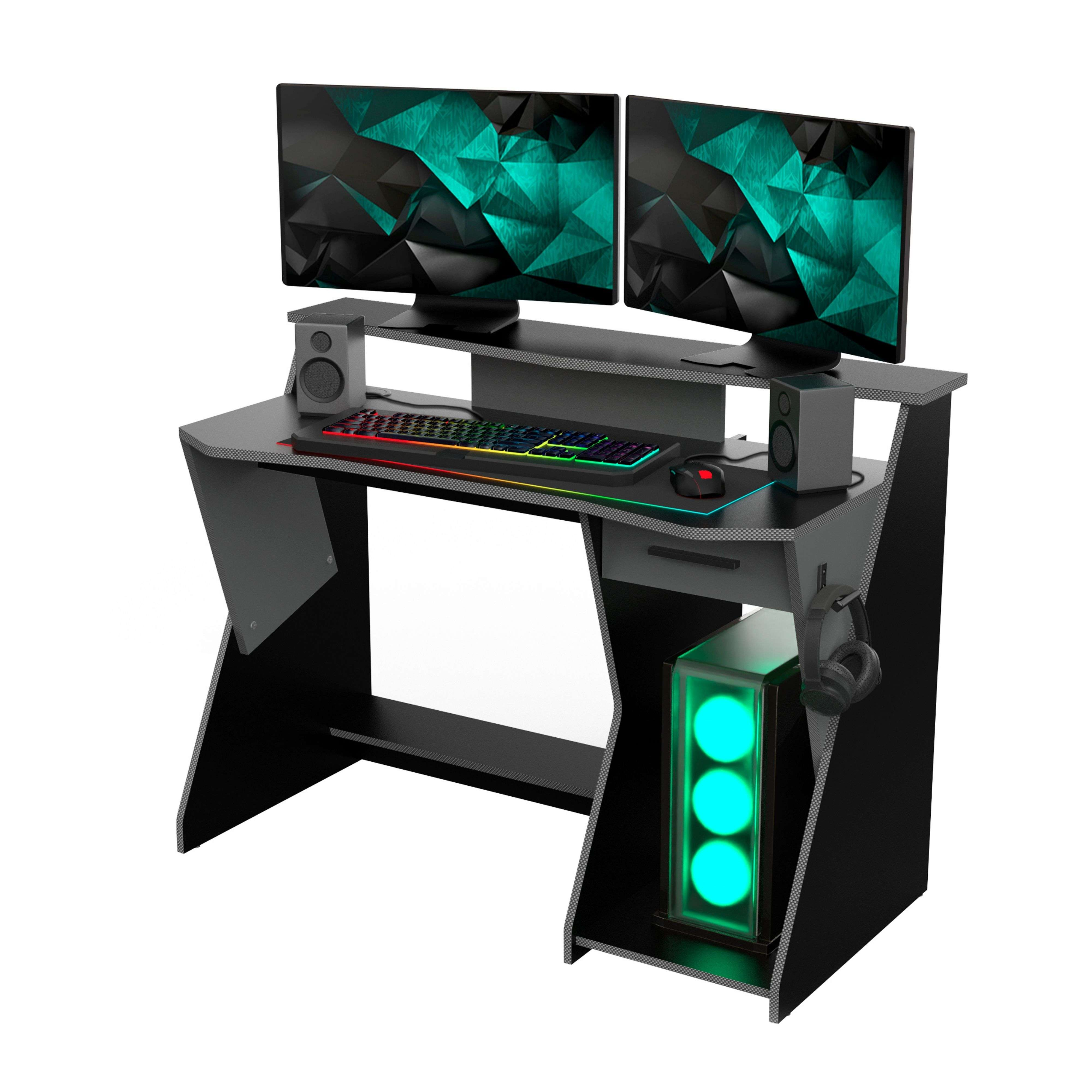 Un escritorio gamer negro con dos monitores, teclado, ratón y PC.