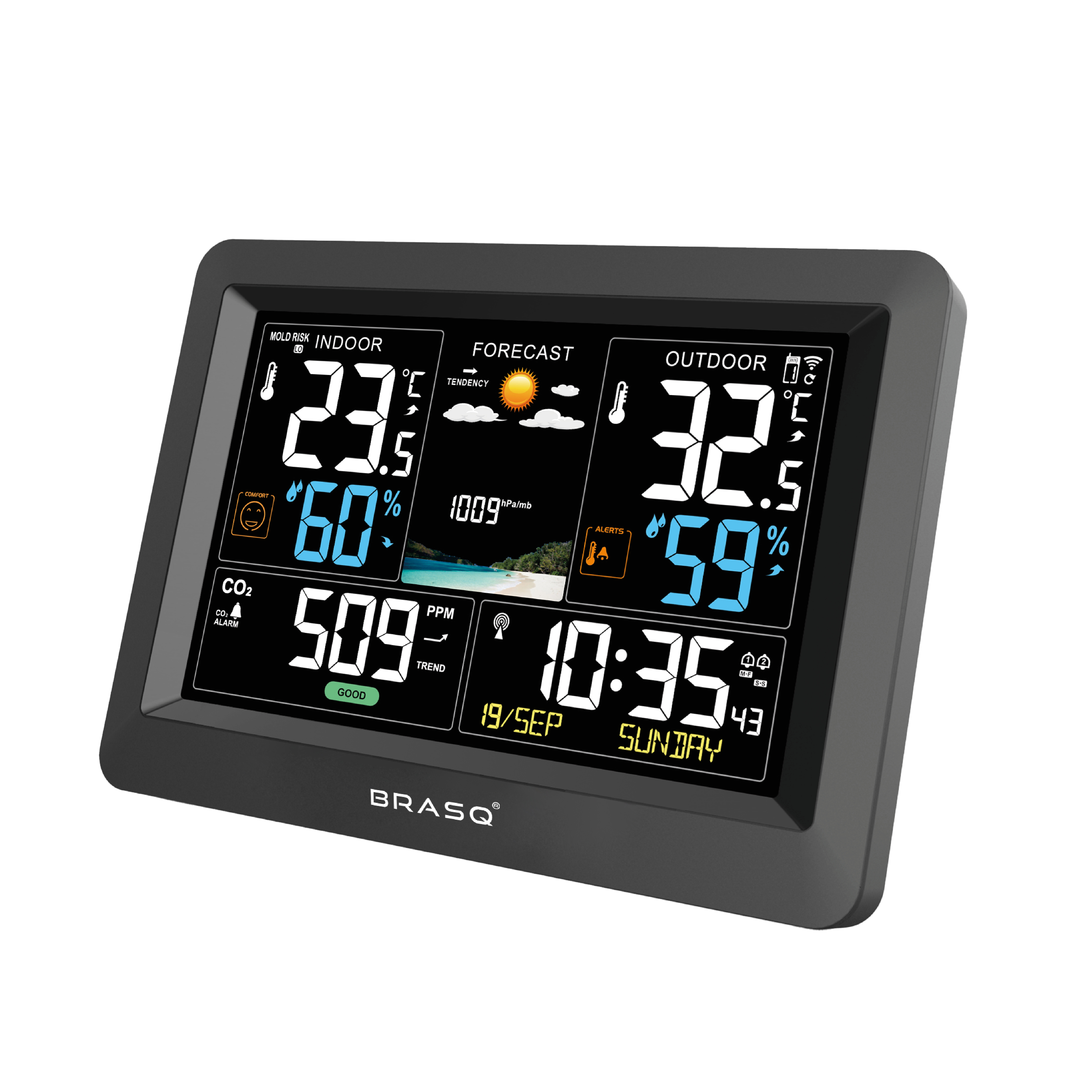 Een digitaal weerstation display met binnen-/buitentemperatuur, vochtigheid, CO2 en tijd.
