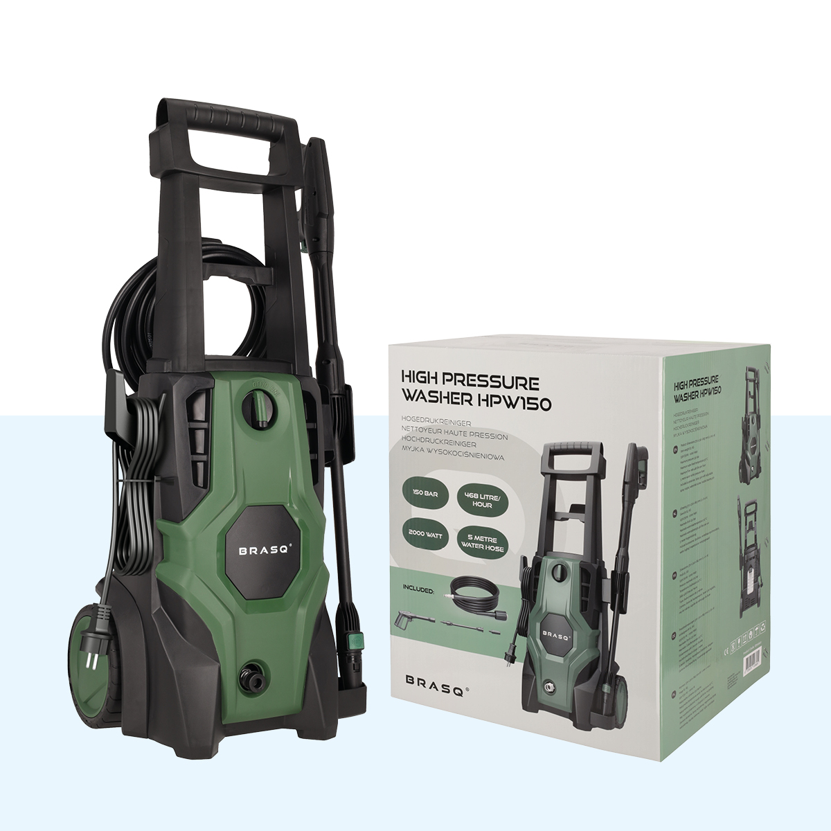 Groene hogedrukreiniger met accessoires en verpakking op blauwe achtergrond.